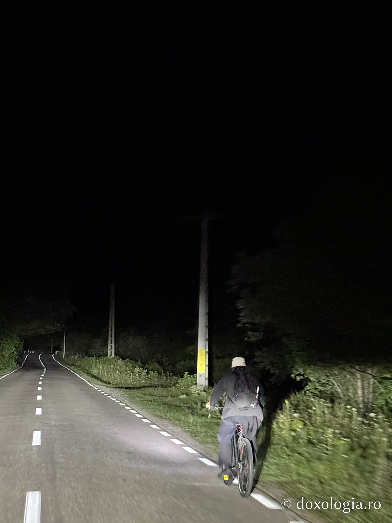 Starețul care a pedalat 145 de kilometri pentru a sluji la picioarele Sfinților Cleopa și Paisie