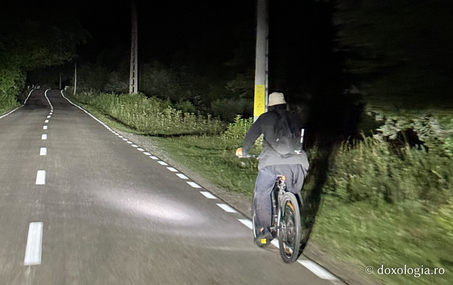 Starețul care a pedalat 145 de kilometri pentru a sluji la picioarele Sfinților Cleopa și Paisie