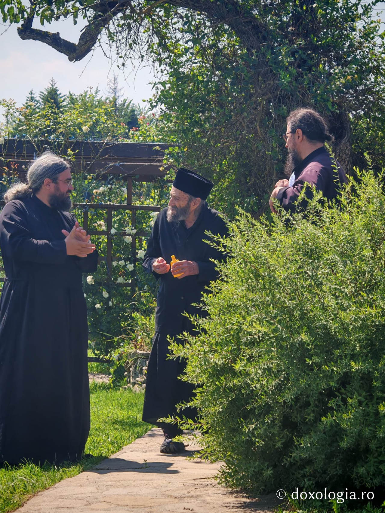 Un altfel de pelerin la Schitul Pocrov: Părintele Rafael din Grădina Maicii Domnului