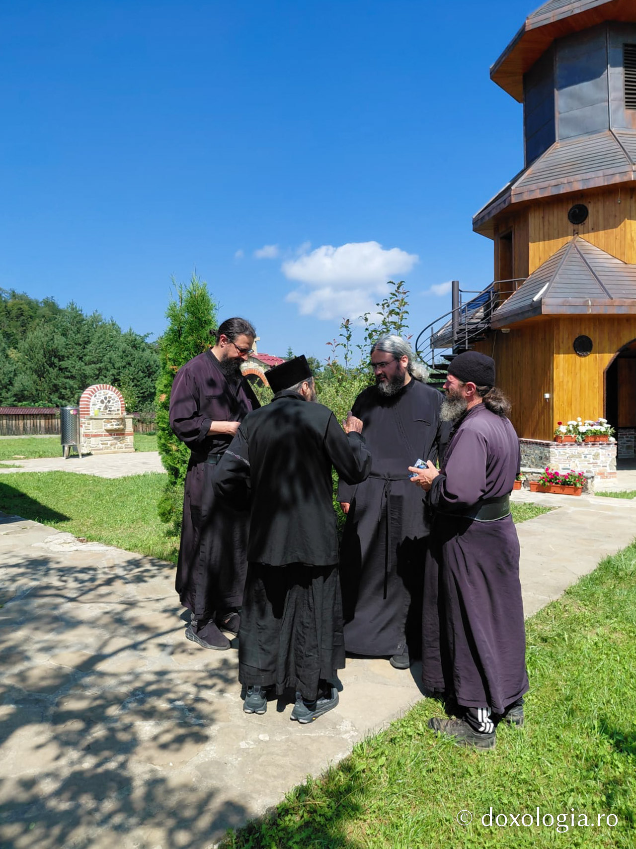 Un altfel de pelerin la Schitul Pocrov: Părintele Rafael din Grădina Maicii Domnului