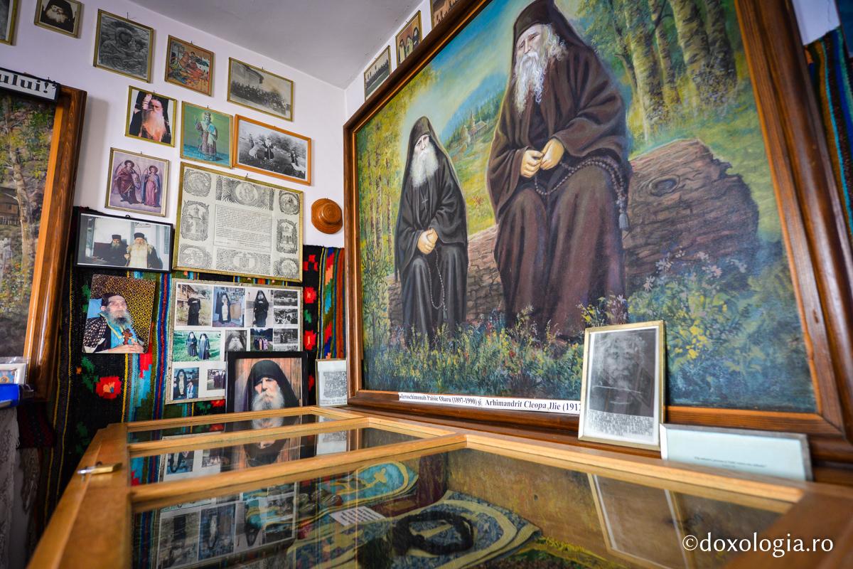 Sfântul Cleopa și Sfântul Paisie de la Sihăstria, imagine din chilia Sf. Cleopa