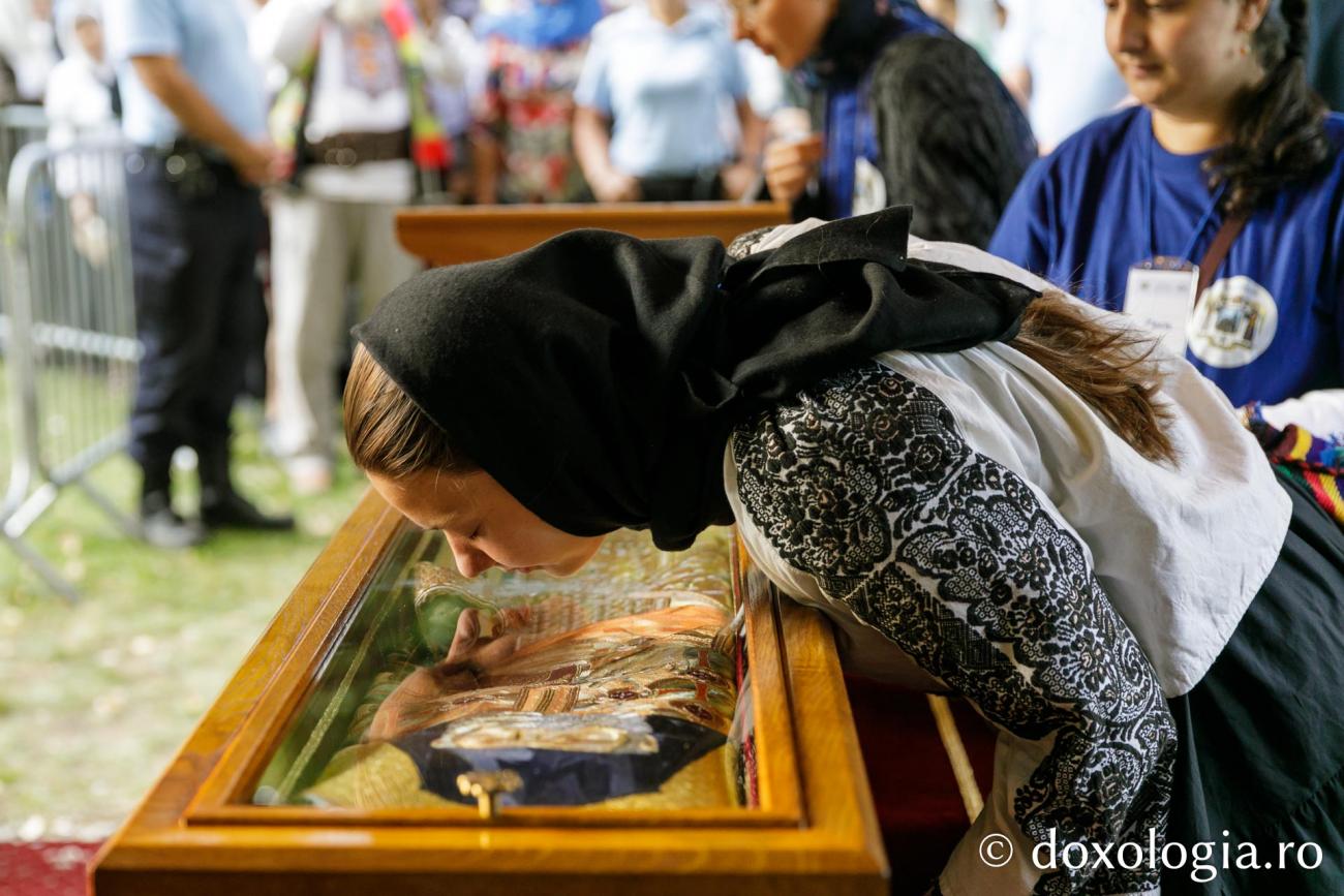 Închinare la racla cu moaștele Sfântului Cuvios Serafim cel Răbdător de la Sâmbăta de Sus