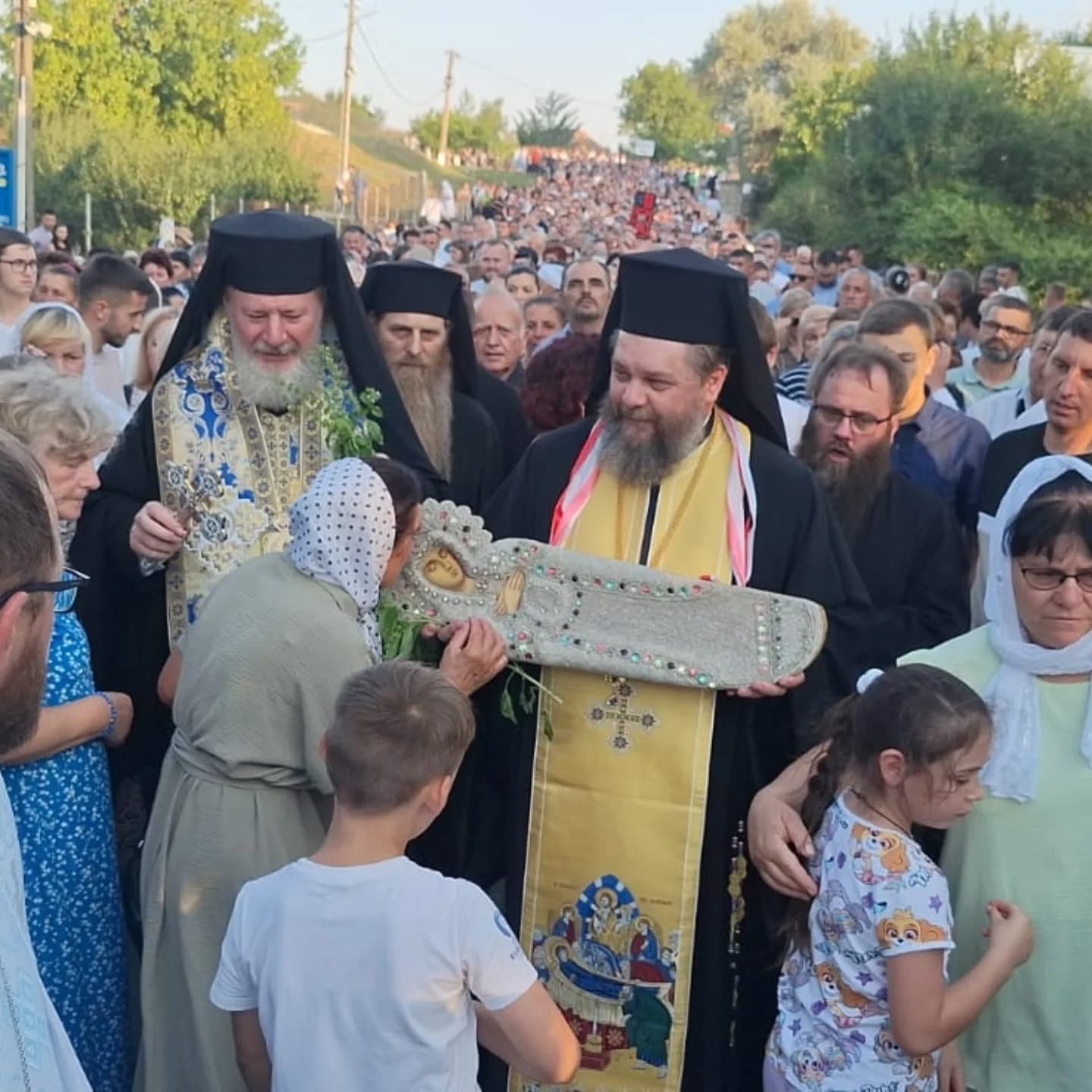 Procesiunea „Drumul Crucii” de la Mănăstirea Hodoș-Bodrog, mărturie vie de credință în sărbătoarea Adormirii Maicii Domnului