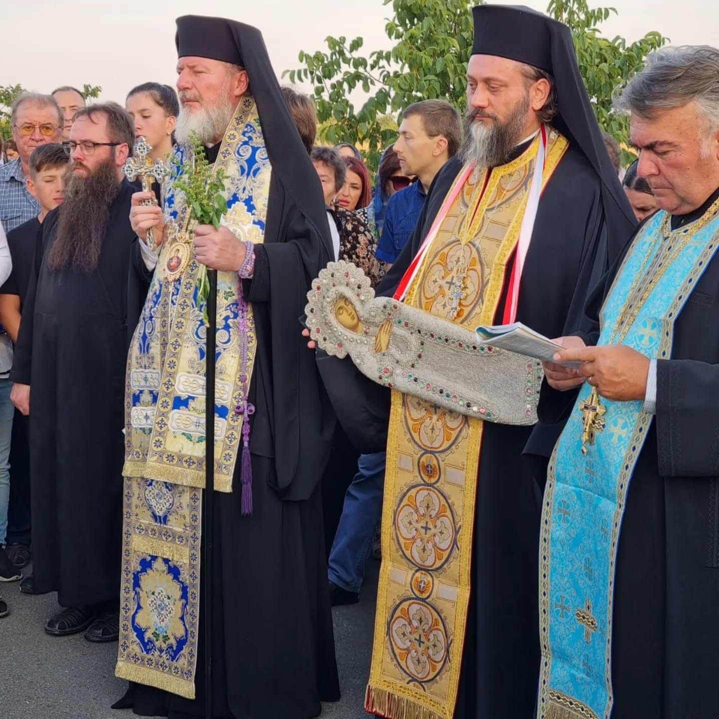 Procesiunea „Drumul Crucii” de la Mănăstirea Hodoș-Bodrog, mărturie vie de credință în sărbătoarea Adormirii Maicii Domnului