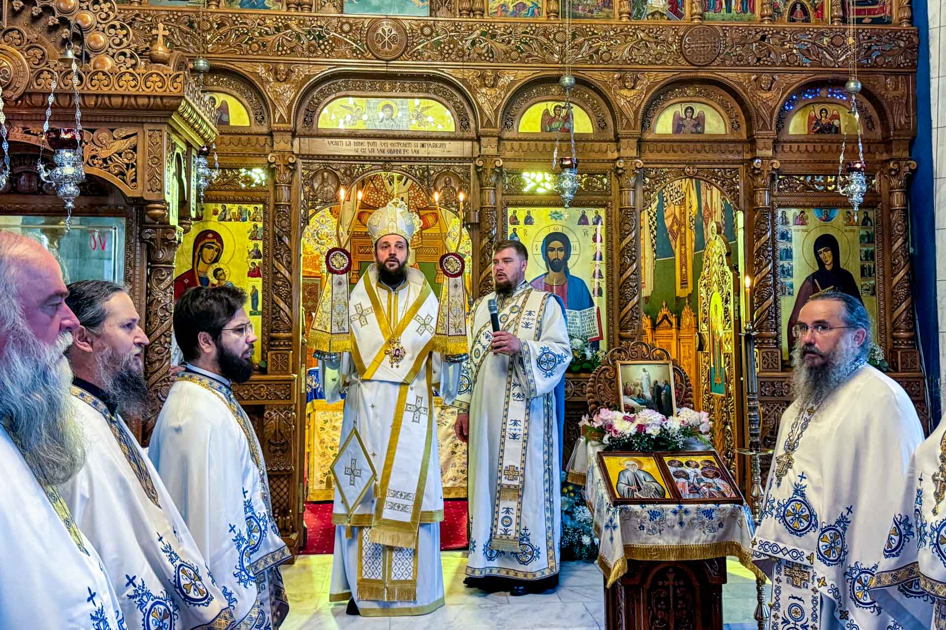 Rugăciune și binecuvântare arhierească la Sihăstria și Văratec: PS Teofil Trotușanul a slujit de praznicul Martirilor Brâncoveni și al Sfântului Gheorghe Pelerinul