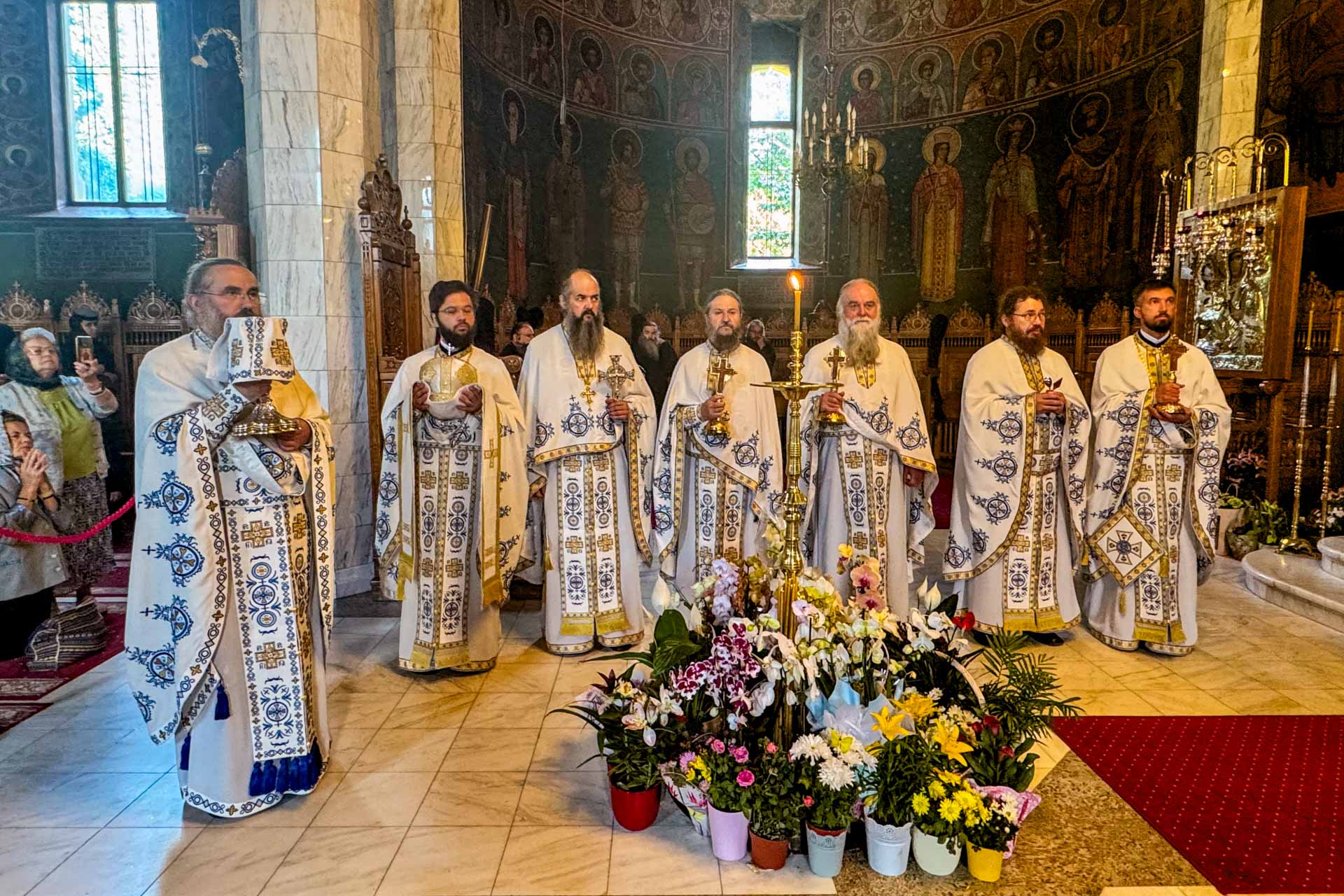 Rugăciune și binecuvântare arhierească la Sihăstria și Văratec: PS Teofil Trotușanul a slujit de praznicul Martirilor Brâncoveni și al Sfântului Gheorghe Pelerinul