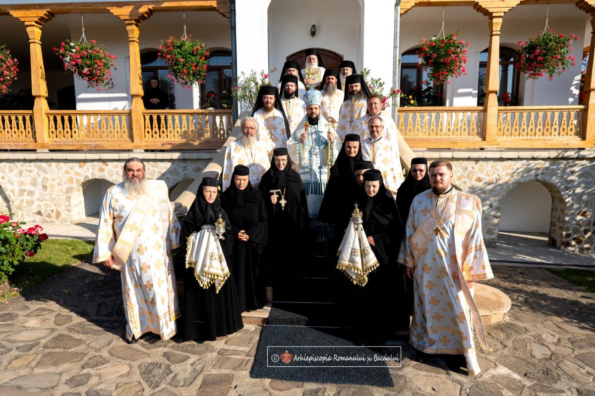 Rugăciune și binecuvântare arhierească la Sihăstria și Văratec: PS Teofil Trotușanul a slujit de praznicul Martirilor Brâncoveni și al Sfântului Gheorghe Pelerinul