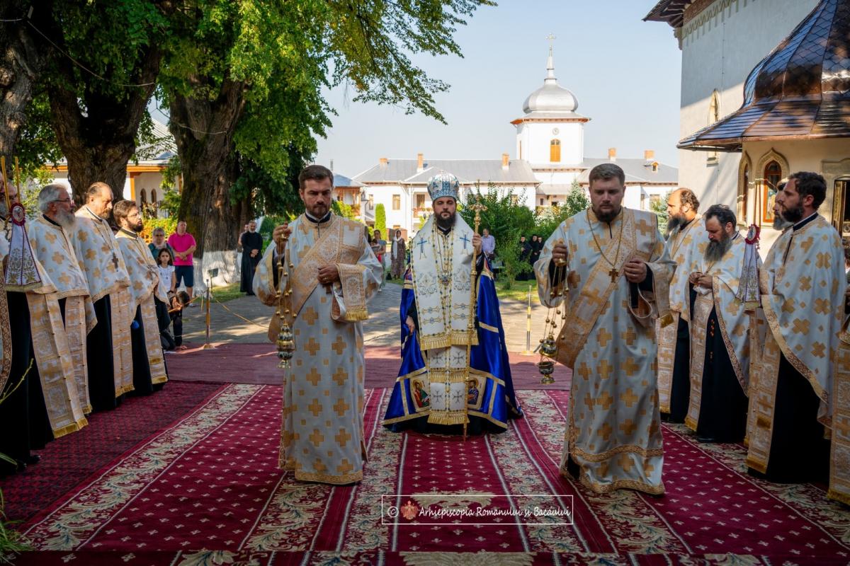 Rugăciune și binecuvântare arhierească la Sihăstria și Văratec: PS Teofil Trotușanul a slujit de praznicul Martirilor Brâncoveni și al Sfântului Gheorghe Pelerinul