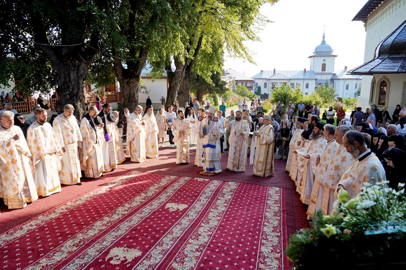 Foto: Flavius Popa (Video) Sfântul Cuvios Iosif, ocrotitorul Mănăstirii Văratec, a fost cinstit astăzi