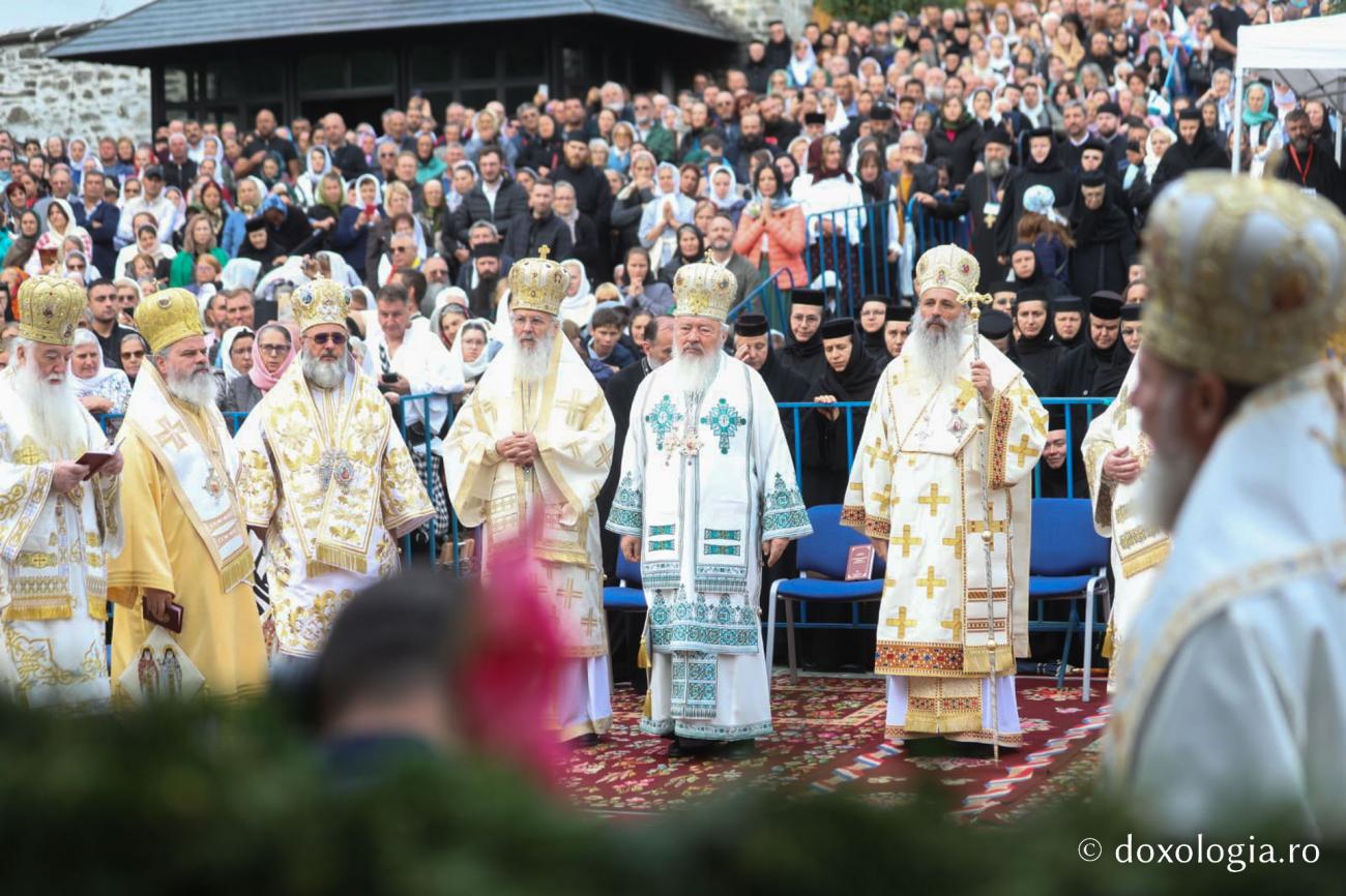 20.000 de oameni s-au rugat Cuvioșilor Paisie și Cleopa, la Proclamarea locală a sfinților Sihăstriei: „Iubirea lui Dumnezeu le-a inundat întreaga fiinţă!”