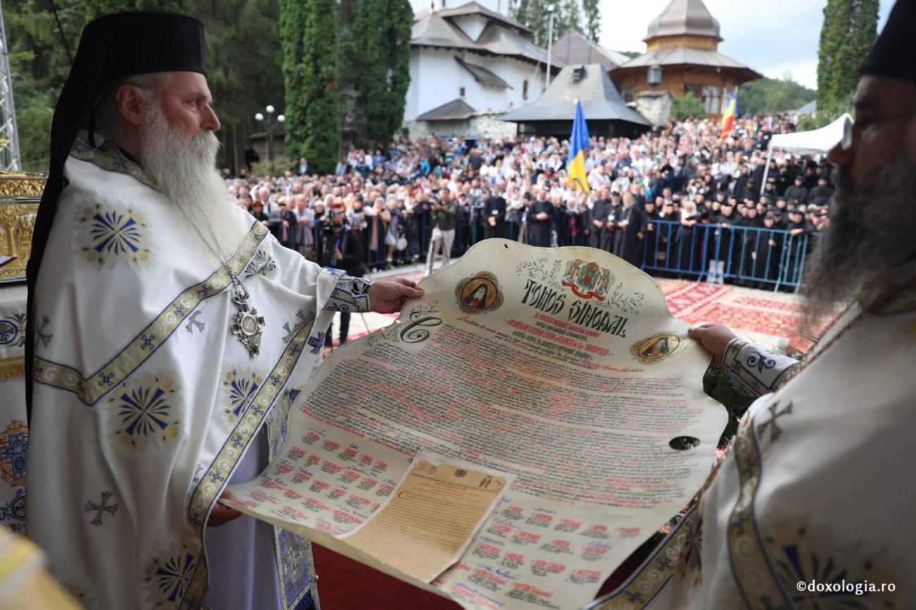 20.000 de oameni s-au rugat Cuvioșilor Paisie și Cleopa, la Proclamarea locală a sfinților Sihăstriei: „Iubirea lui Dumnezeu le-a inundat întreaga fiinţă!”