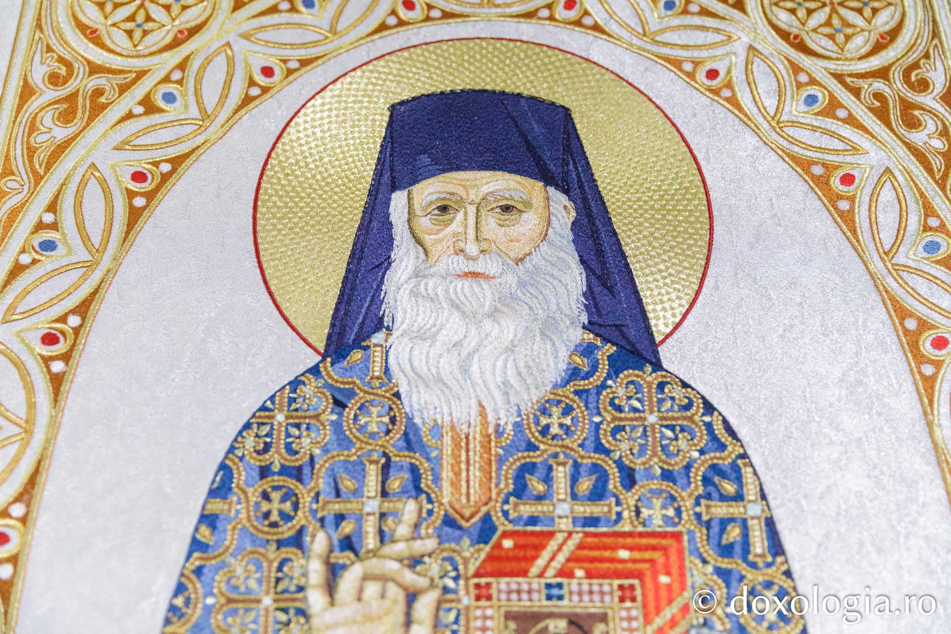 Veșmânt brodat pentru Sfântul Cuvios Mărturisitor Sofian de la Antim / Foto: pr. Silviu Cluci Veșmânt brodat pentru Sfântul Cuvios Mărturisitor Sofian de la Antim