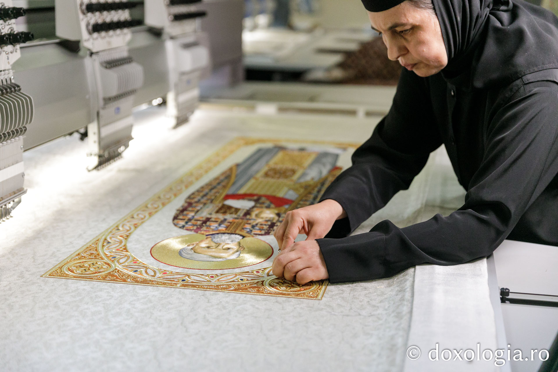 Veșmânt brodat pentru Sfântul Preot Mărturisitor Dumitru Stăniloae / Foto: pr. Silviu Cluci Veșmânt brodat pentru Sfântul Preot Mărturisitor Dumitru Stăniloae