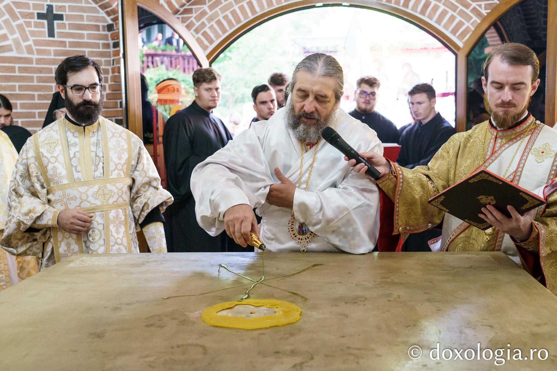 Sfințire de Altar de vară și hram la Mănăstirea „Înălțarea Sfintei Cruci” din Poiana – Brusturi / Foto: Mihail Vrăjitoru Sfințire de Altar de vară și hram la Mănăstirea „Înălțarea Sfintei Cruci” din Poiana – Brusturi