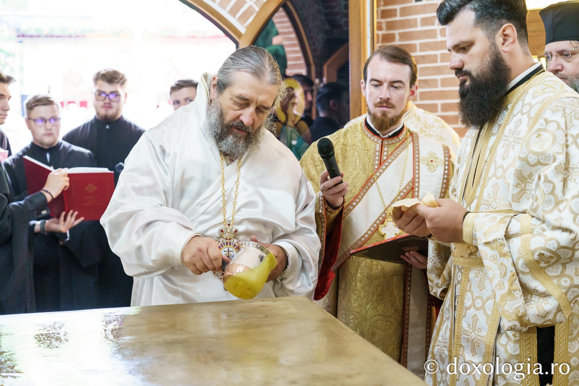Sfințire de Altar de vară și hram la Mănăstirea „Înălțarea Sfintei Cruci” din Poiana – Brusturi / Foto: Mihail Vrăjitoru Sfințire de Altar de vară și hram la Mănăstirea „Înălțarea Sfintei Cruci” din Poiana – Brusturi