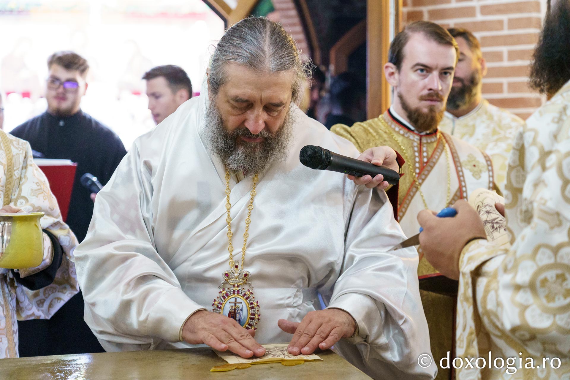 Sfințire de Altar de vară și hram la Mănăstirea „Înălțarea Sfintei Cruci” din Poiana – Brusturi / Foto: Mihail Vrăjitoru Sfințire de Altar de vară și hram la Mănăstirea „Înălțarea Sfintei Cruci” din Poiana – Brusturi