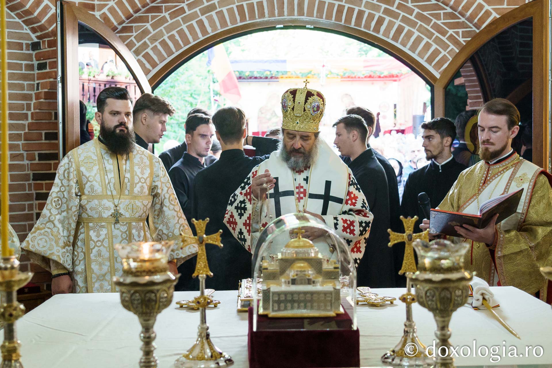 Sfințire de Altar de vară și hram la Mănăstirea „Înălțarea Sfintei Cruci” din Poiana – Brusturi / Foto: Mihail Vrăjitoru Sfințire de Altar de vară și hram la Mănăstirea „Înălțarea Sfintei Cruci” din Poiana – Brusturi
