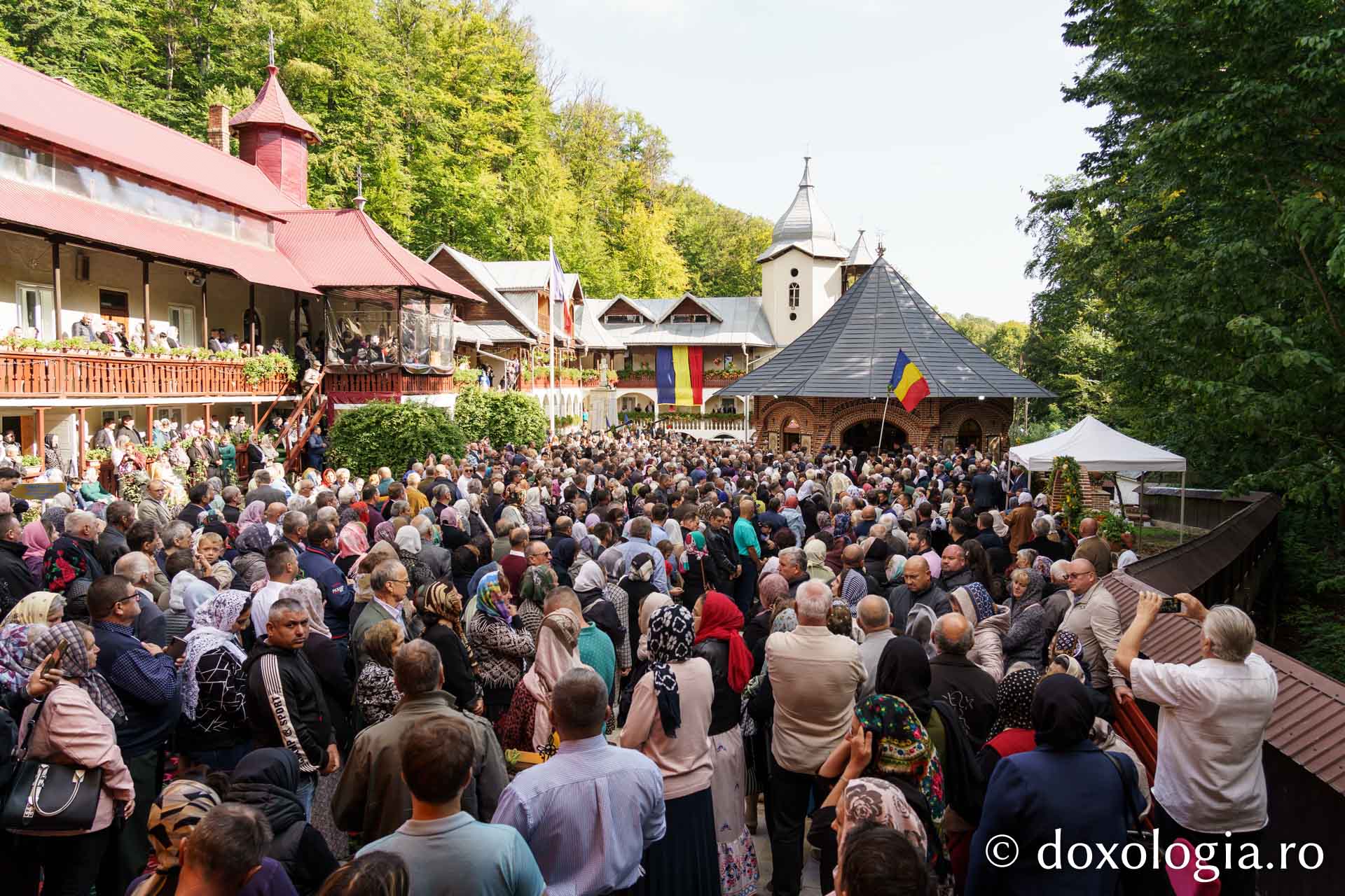 Sfințire de Altar de vară și hram la Mănăstirea „Înălțarea Sfintei Cruci” din Poiana – Brusturi / Foto: Mihail Vrăjitoru Sfințire de Altar de vară și hram la Mănăstirea „Înălțarea Sfintei Cruci” din Poiana – Brusturi