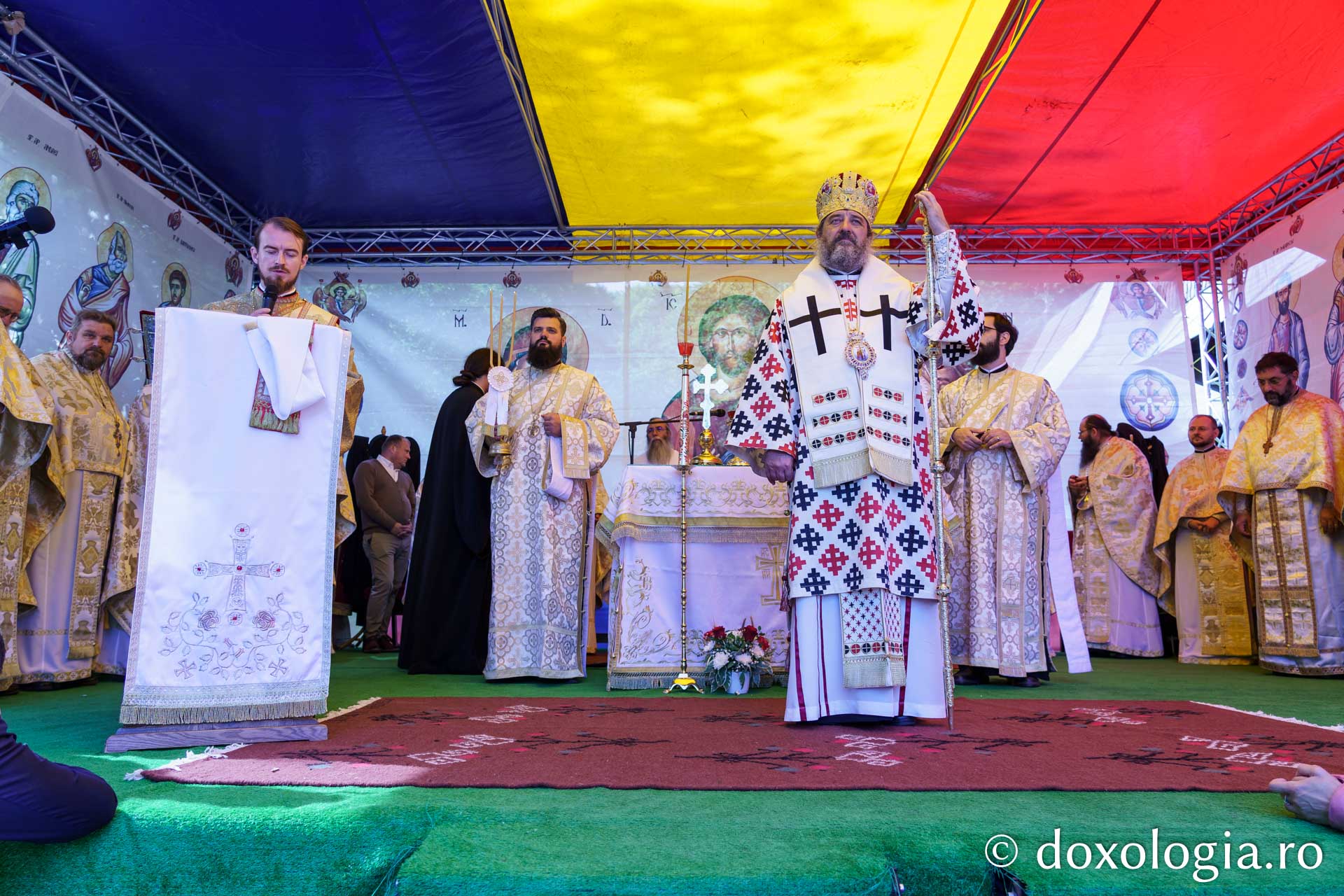 Sfințire de Altar de vară și hram la Mănăstirea „Înălțarea Sfintei Cruci” din Poiana – Brusturi / Foto: Mihail Vrăjitoru Sfințire de Altar de vară și hram la Mănăstirea „Înălțarea Sfintei Cruci” din Poiana – Brusturi