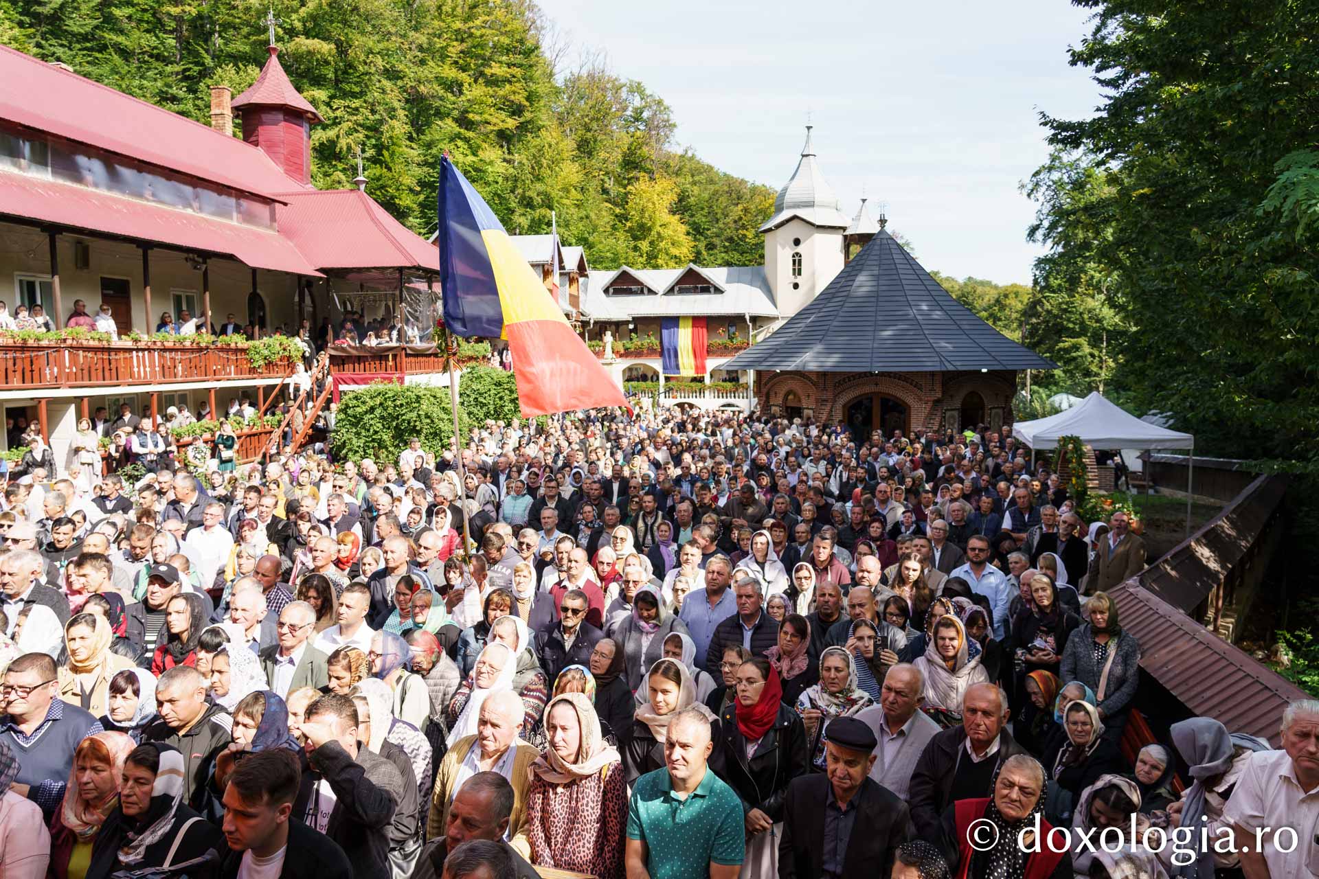 Sfințire de Altar de vară și hram la Mănăstirea „Înălțarea Sfintei Cruci” din Poiana – Brusturi / Foto: Mihail Vrăjitoru Sfințire de Altar de vară și hram la Mănăstirea „Înălțarea Sfintei Cruci” din Poiana – Brusturi