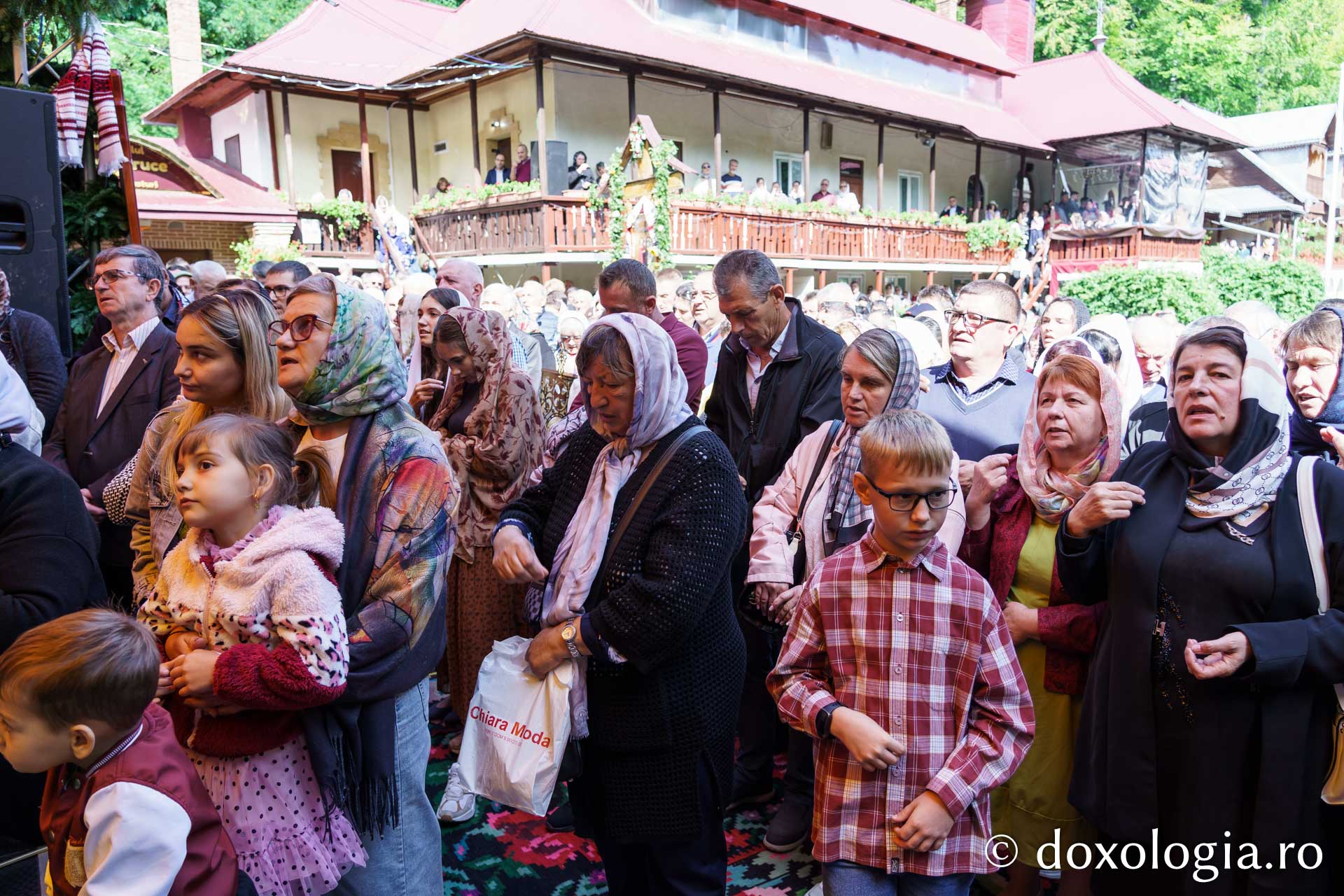 Sfințire de Altar de vară și hram la Mănăstirea „Înălțarea Sfintei Cruci” din Poiana – Brusturi / Foto: Mihail Vrăjitoru Sfințire de Altar de vară și hram la Mănăstirea „Înălțarea Sfintei Cruci” din Poiana – Brusturi