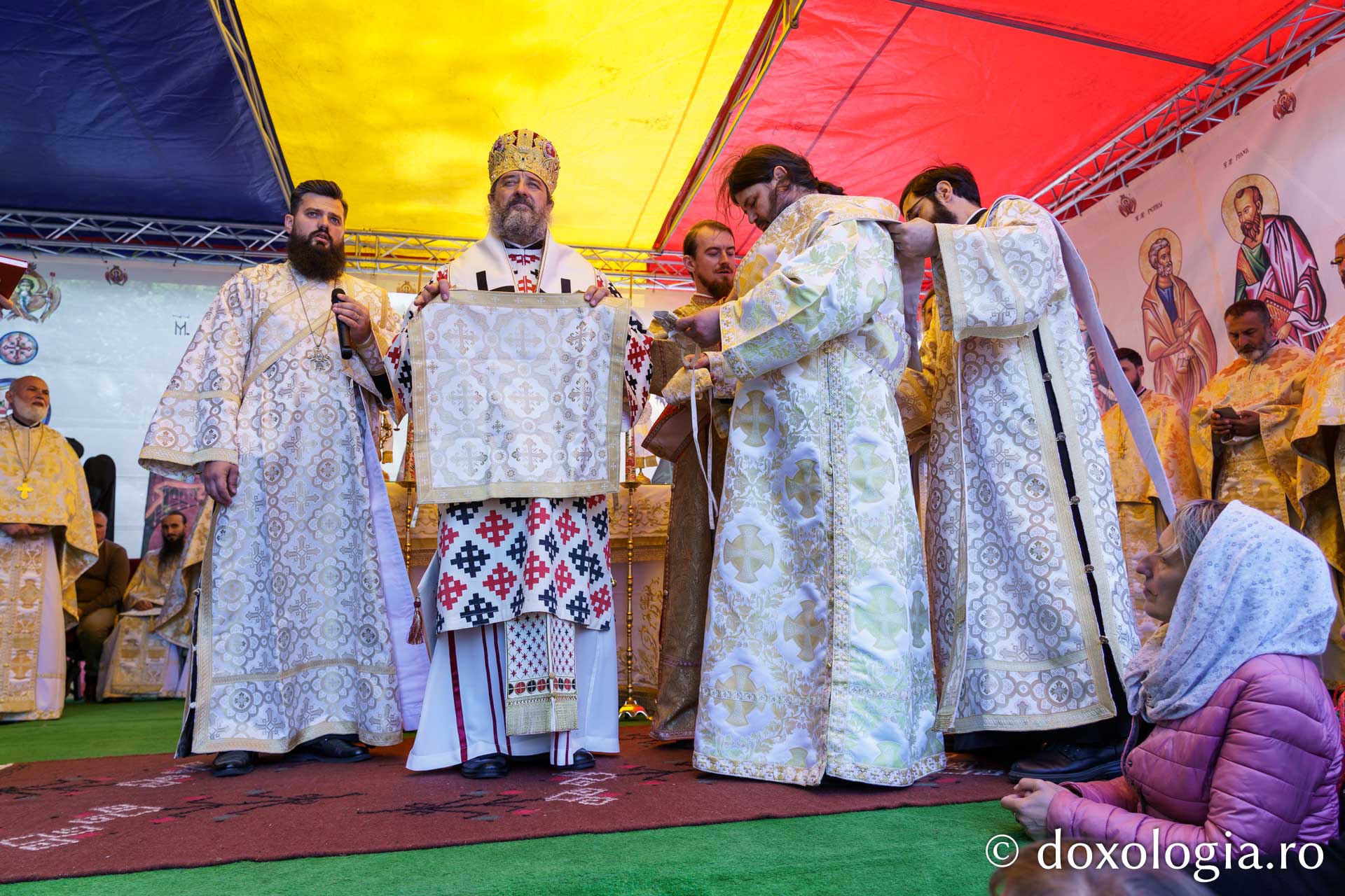 Sfințire de Altar de vară și hram la Mănăstirea „Înălțarea Sfintei Cruci” din Poiana – Brusturi / Foto: Mihail Vrăjitoru Sfințire de Altar de vară și hram la Mănăstirea „Înălțarea Sfintei Cruci” din Poiana – Brusturi