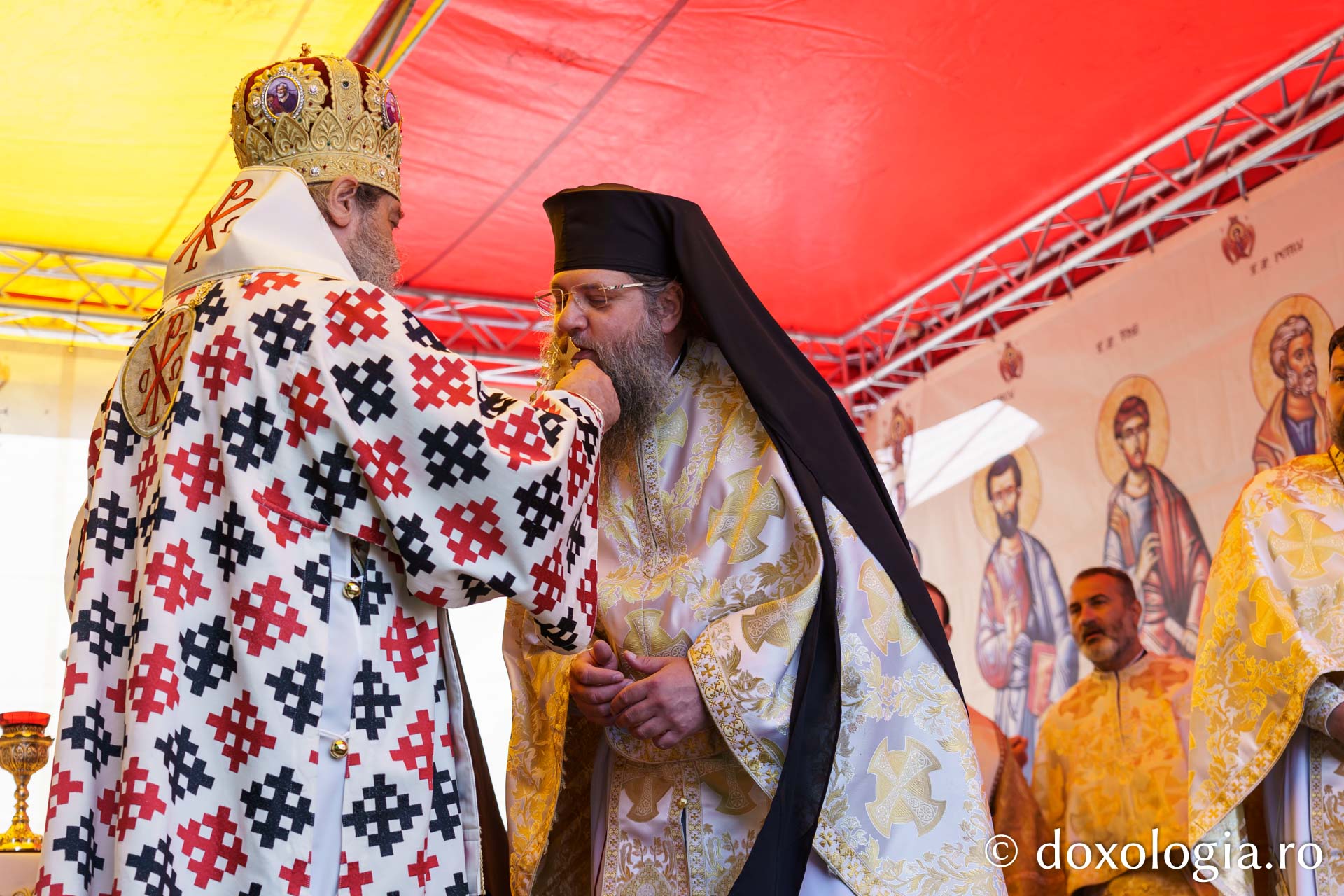 Sfințire de Altar de vară și hram la Mănăstirea „Înălțarea Sfintei Cruci” din Poiana – Brusturi / Foto: Mihail Vrăjitoru Sfințire de Altar de vară și hram la Mănăstirea „Înălțarea Sfintei Cruci” din Poiana – Brusturi