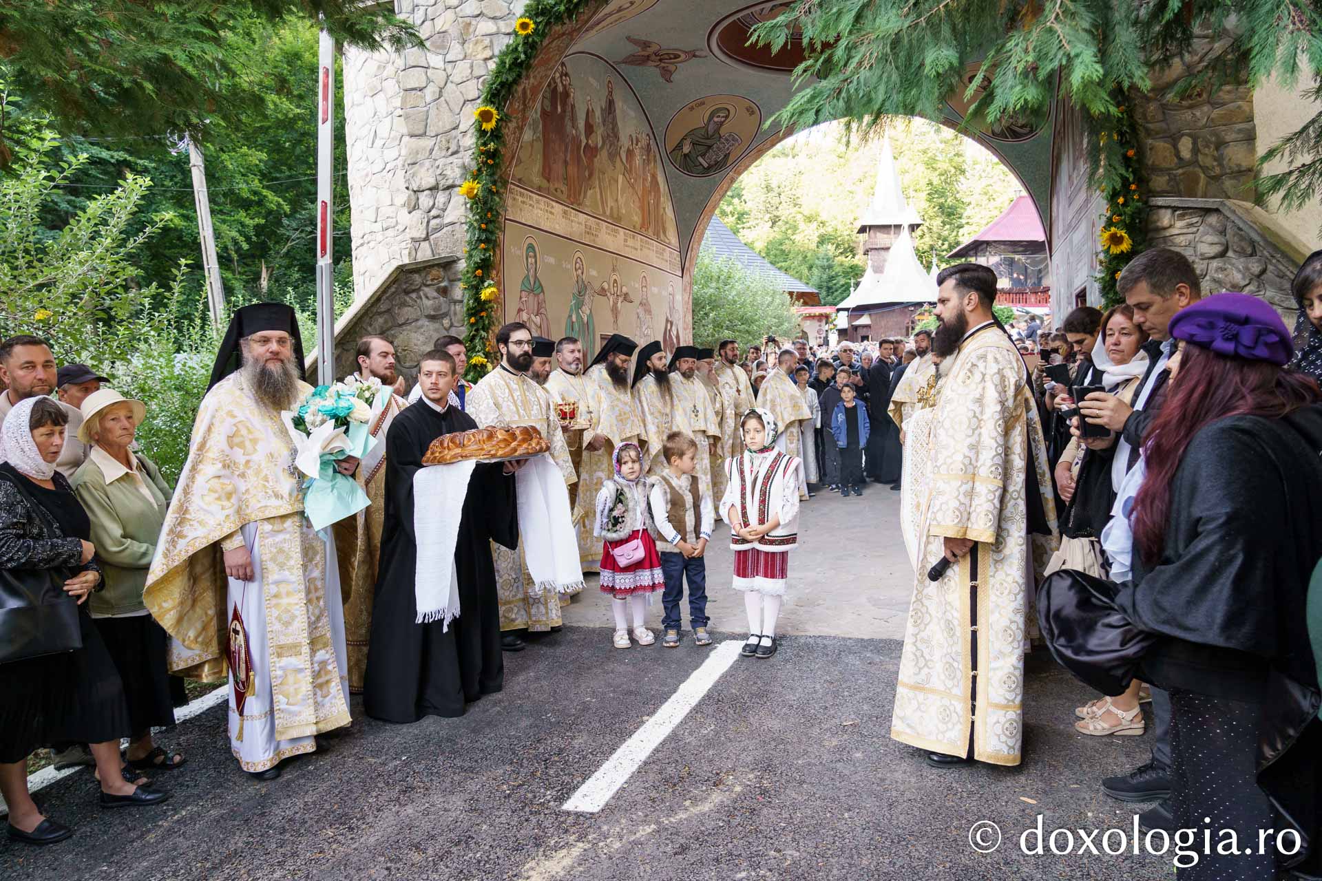 Sfințire de Altar de vară și hram la Mănăstirea „Înălțarea Sfintei Cruci” din Poiana – Brusturi / Foto: Mihail Vrăjitoru Sfințire de Altar de vară și hram la Mănăstirea „Înălțarea Sfintei Cruci” din Poiana – Brusturi