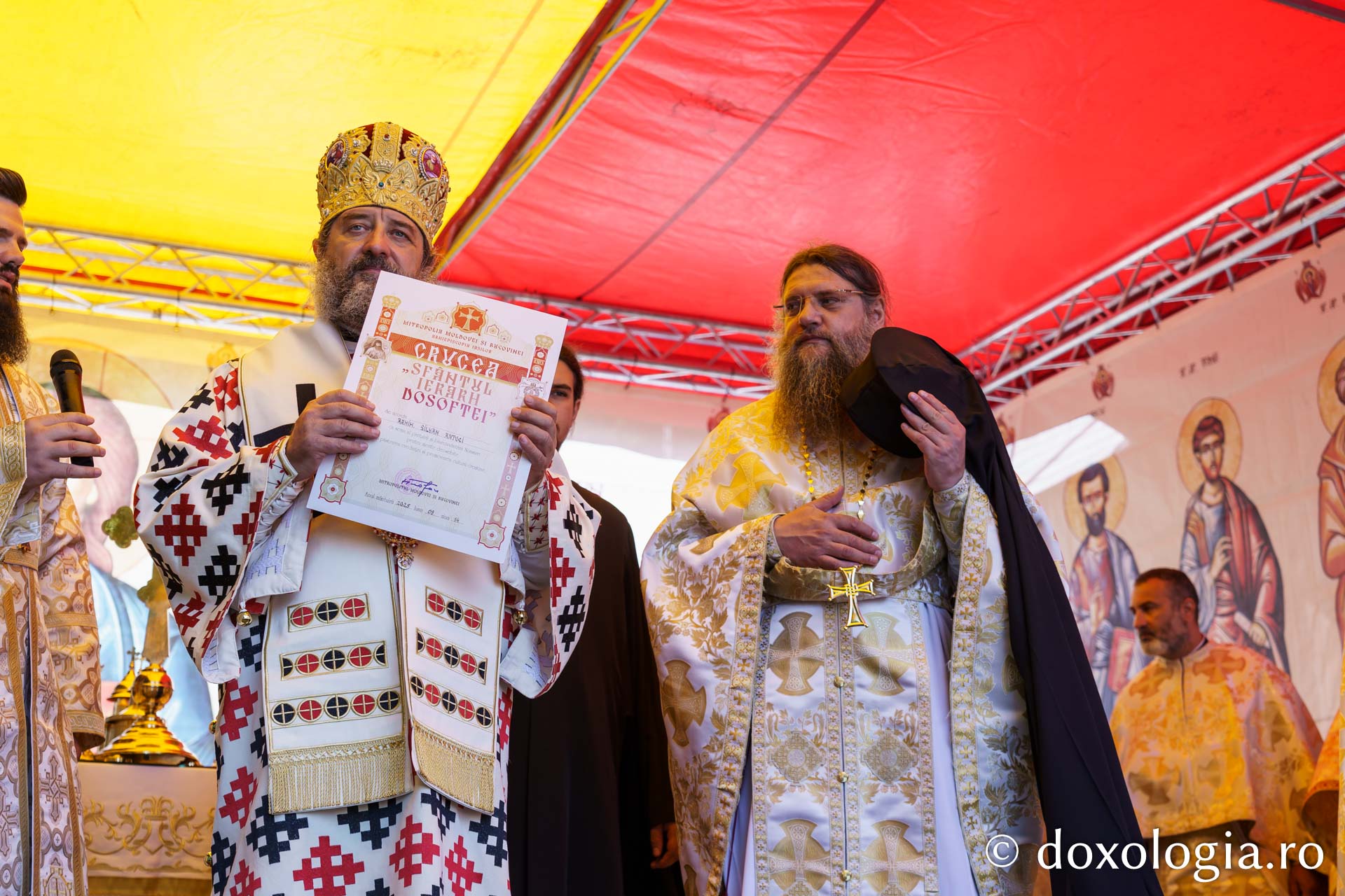 Sfințire de Altar de vară și hram la Mănăstirea „Înălțarea Sfintei Cruci” din Poiana – Brusturi / Foto: Mihail Vrăjitoru Sfințire de Altar de vară și hram la Mănăstirea „Înălțarea Sfintei Cruci” din Poiana – Brusturi