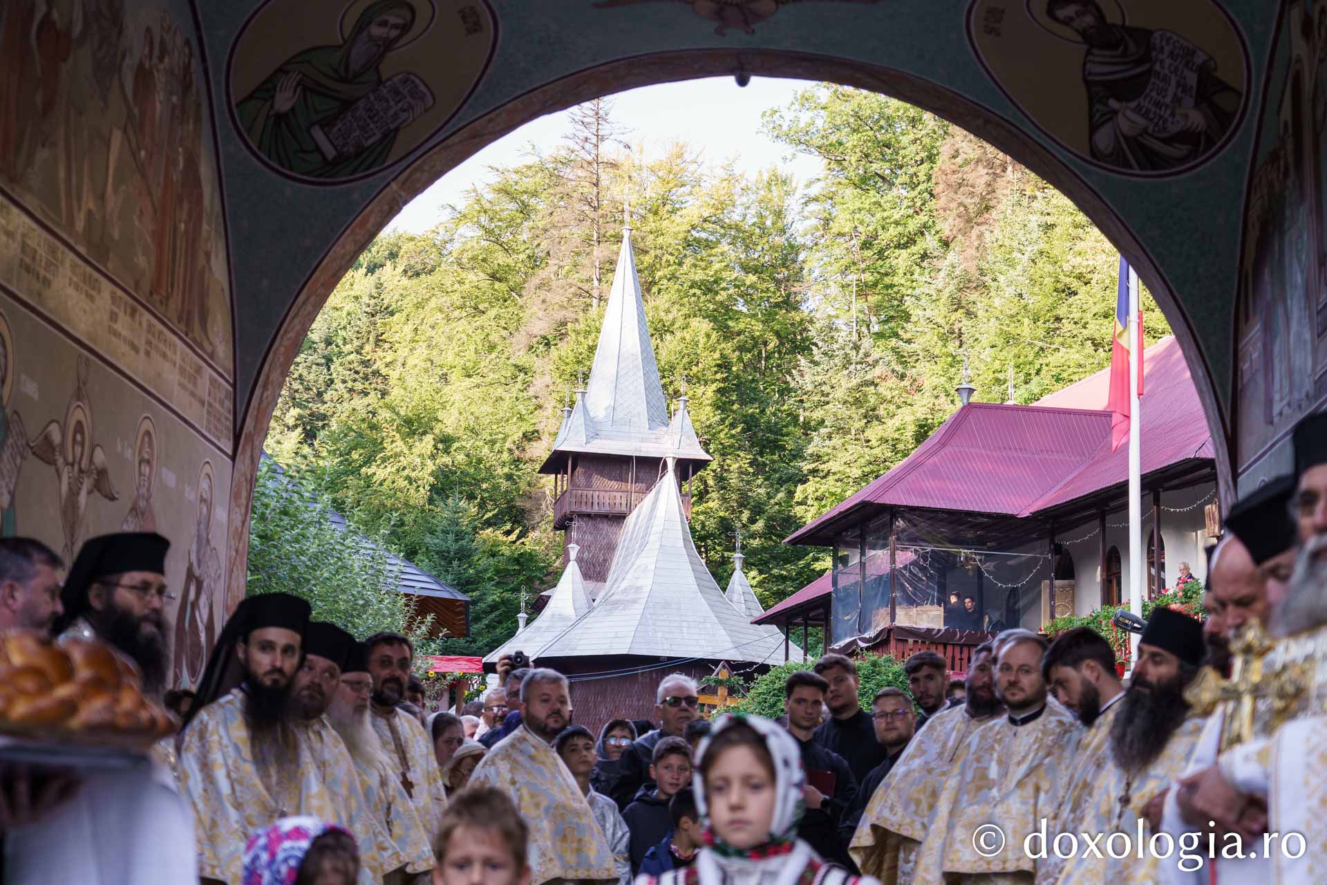 Sfințire de Altar de vară și hram la Mănăstirea „Înălțarea Sfintei Cruci” din Poiana – Brusturi / Foto: Mihail Vrăjitoru Sfințire de Altar de vară și hram la Mănăstirea „Înălțarea Sfintei Cruci” din Poiana – Brusturi