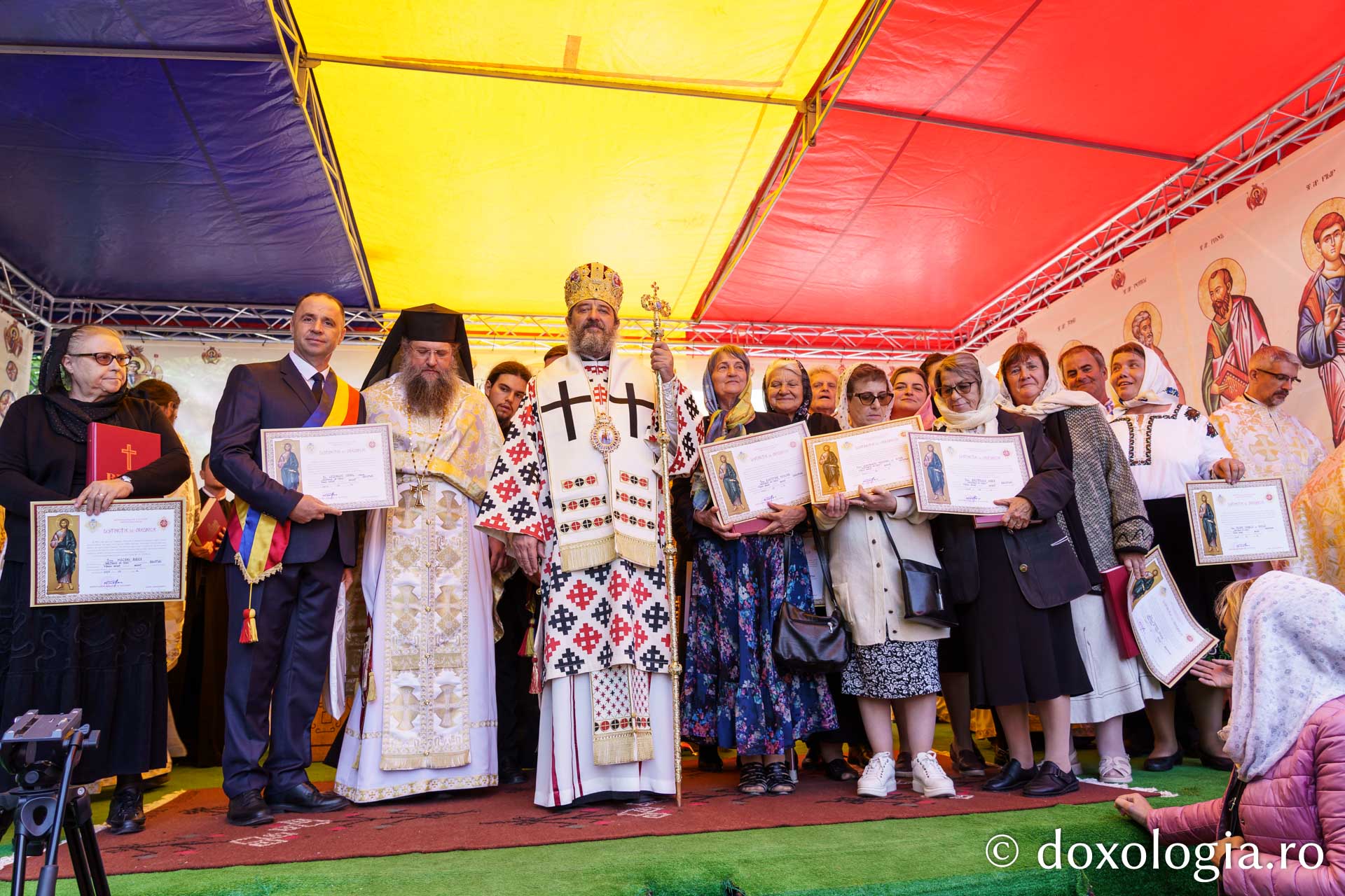 Sfințire de Altar de vară și hram la Mănăstirea „Înălțarea Sfintei Cruci” din Poiana – Brusturi / Foto: Mihail Vrăjitoru Sfințire de Altar de vară și hram la Mănăstirea „Înălțarea Sfintei Cruci” din Poiana – Brusturi