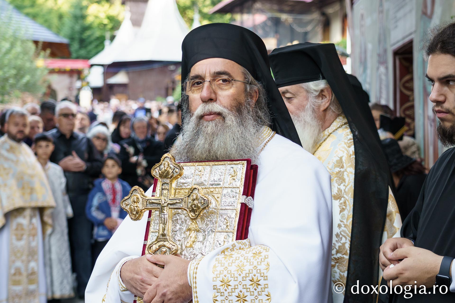 Sfințire de Altar de vară și hram la Mănăstirea „Înălțarea Sfintei Cruci” din Poiana – Brusturi / Foto: Mihail Vrăjitoru Sfințire de Altar de vară și hram la Mănăstirea „Înălțarea Sfintei Cruci” din Poiana – Brusturi
