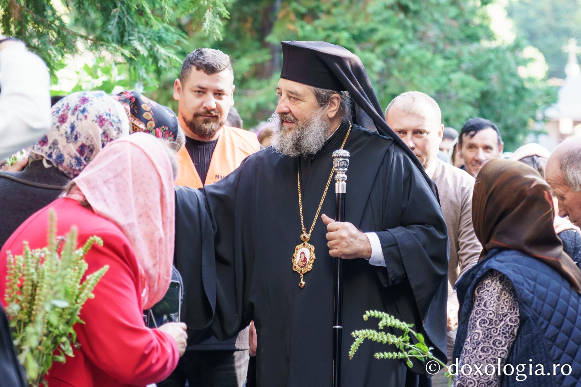 Sfințire de Altar de vară și hram la Mănăstirea „Înălțarea Sfintei Cruci” din Poiana – Brusturi / Foto: Mihail Vrăjitoru Sfințire de Altar de vară și hram la Mănăstirea „Înălțarea Sfintei Cruci” din Poiana – Brusturi