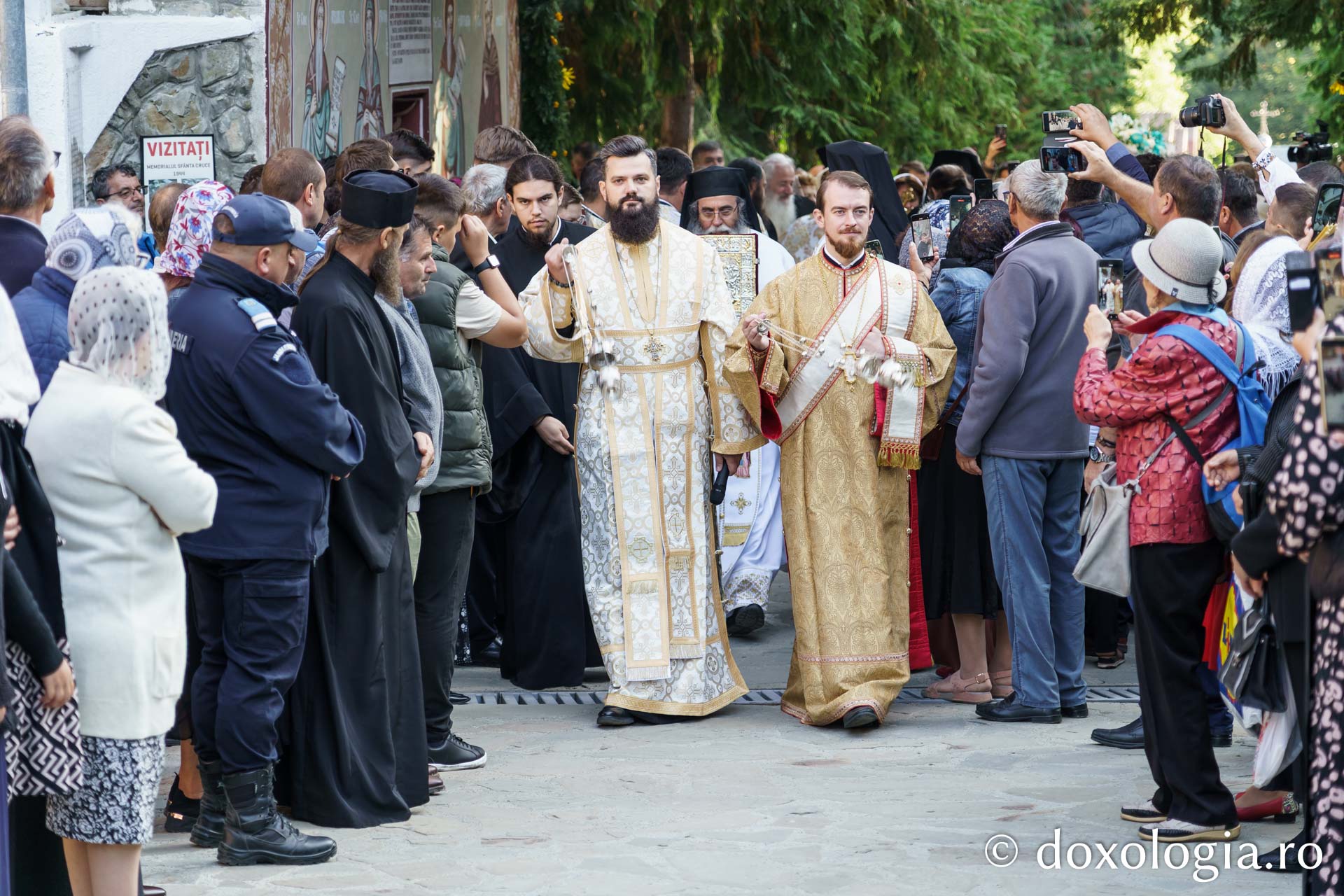 Sfințire de Altar de vară și hram la Mănăstirea „Înălțarea Sfintei Cruci” din Poiana – Brusturi / Foto: Mihail Vrăjitoru Sfințire de Altar de vară și hram la Mănăstirea „Înălțarea Sfintei Cruci” din Poiana – Brusturi