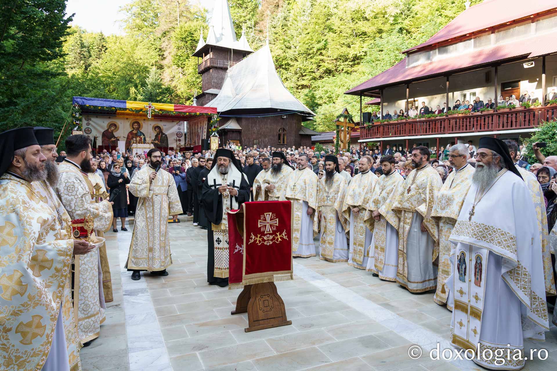 Sfințire de Altar de vară și hram la Mănăstirea „Înălțarea Sfintei Cruci” din Poiana – Brusturi / Foto: Mihail Vrăjitoru Sfințire de Altar de vară și hram la Mănăstirea „Înălțarea Sfintei Cruci” din Poiana – Brusturi