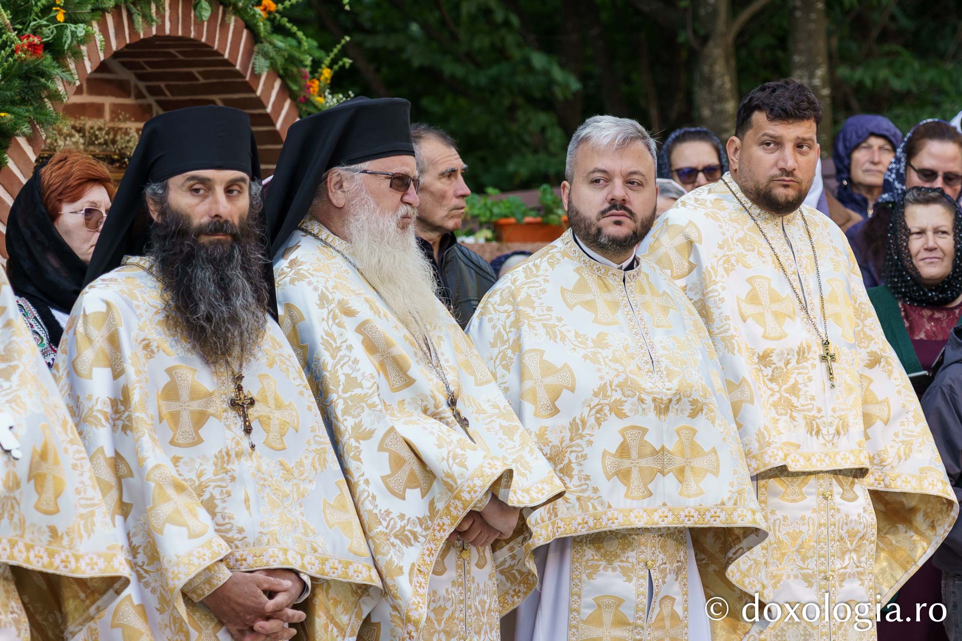 Sfințire de Altar de vară și hram la Mănăstirea „Înălțarea Sfintei Cruci” din Poiana – Brusturi / Foto: Mihail Vrăjitoru Sfințire de Altar de vară și hram la Mănăstirea „Înălțarea Sfintei Cruci” din Poiana – Brusturi