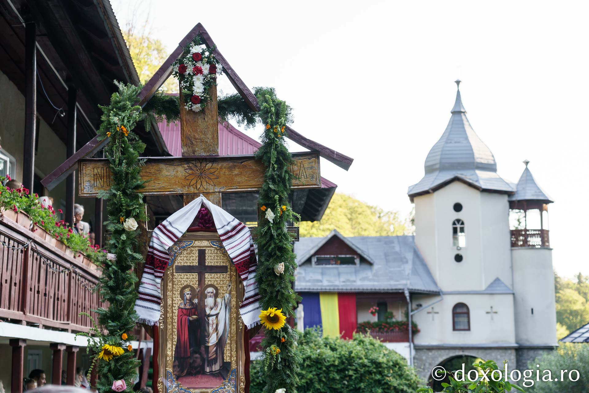 Sfințire de Altar de vară și hram la Mănăstirea „Înălțarea Sfintei Cruci” din Poiana – Brusturi / Foto: Mihail Vrăjitoru Sfințire de Altar de vară și hram la Mănăstirea „Înălțarea Sfintei Cruci” din Poiana – Brusturi
