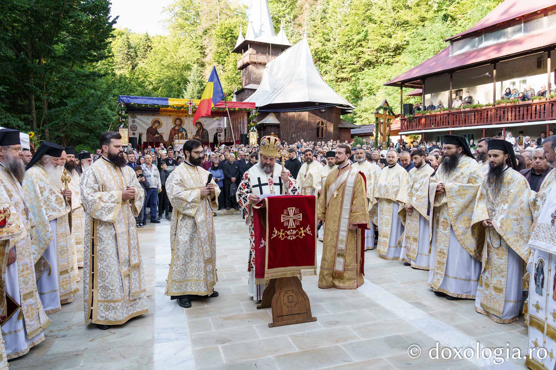 Sfințire de Altar de vară și hram la Mănăstirea „Înălțarea Sfintei Cruci” din Poiana – Brusturi