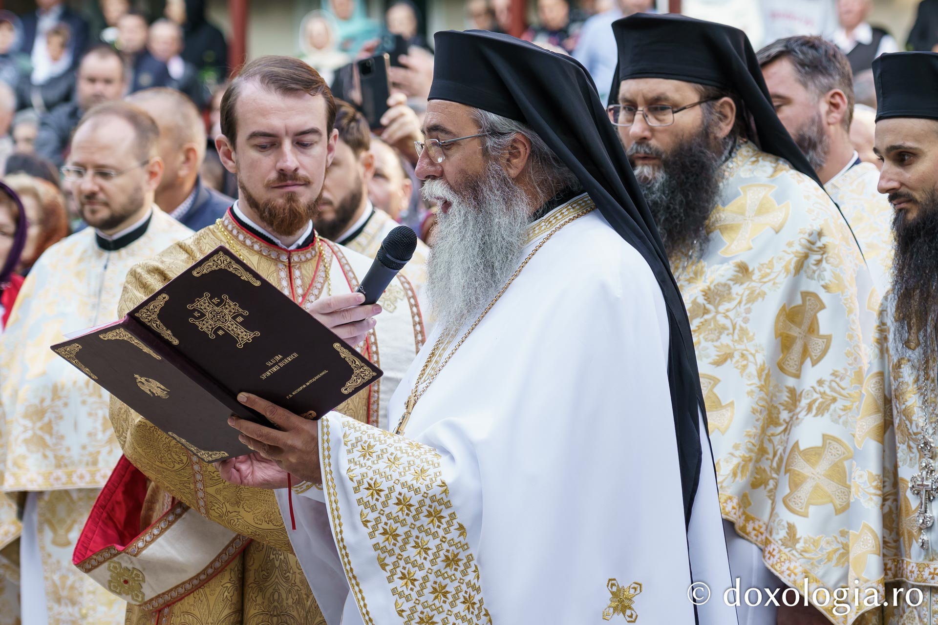 Sfințire de Altar de vară și hram la Mănăstirea „Înălțarea Sfintei Cruci” din Poiana – Brusturi / Foto: Mihail Vrăjitoru Sfințire de Altar de vară și hram la Mănăstirea „Înălțarea Sfintei Cruci” din Poiana – Brusturi