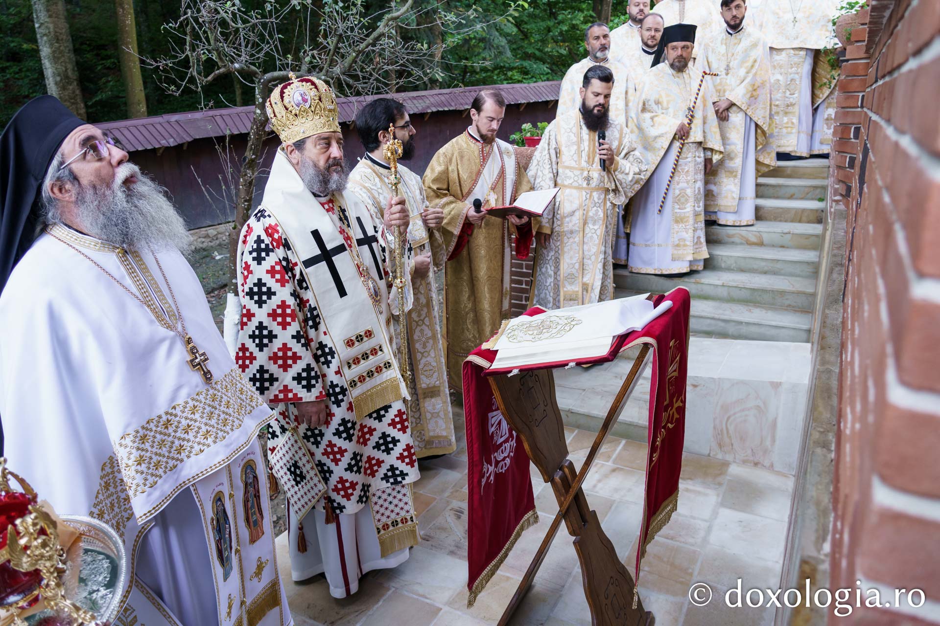 Sfințire de Altar de vară și hram la Mănăstirea „Înălțarea Sfintei Cruci” din Poiana – Brusturi / Foto: Mihail Vrăjitoru Sfințire de Altar de vară și hram la Mănăstirea „Înălțarea Sfintei Cruci” din Poiana – Brusturi