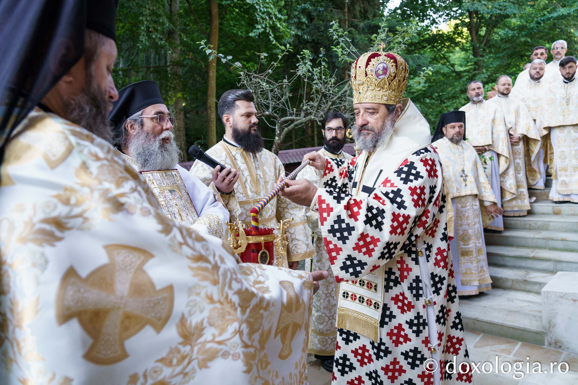 Sfințire de Altar de vară și hram la Mănăstirea „Înălțarea Sfintei Cruci” din Poiana – Brusturi / Foto: Mihail Vrăjitoru Sfințire de Altar de vară și hram la Mănăstirea „Înălțarea Sfintei Cruci” din Poiana – Brusturi