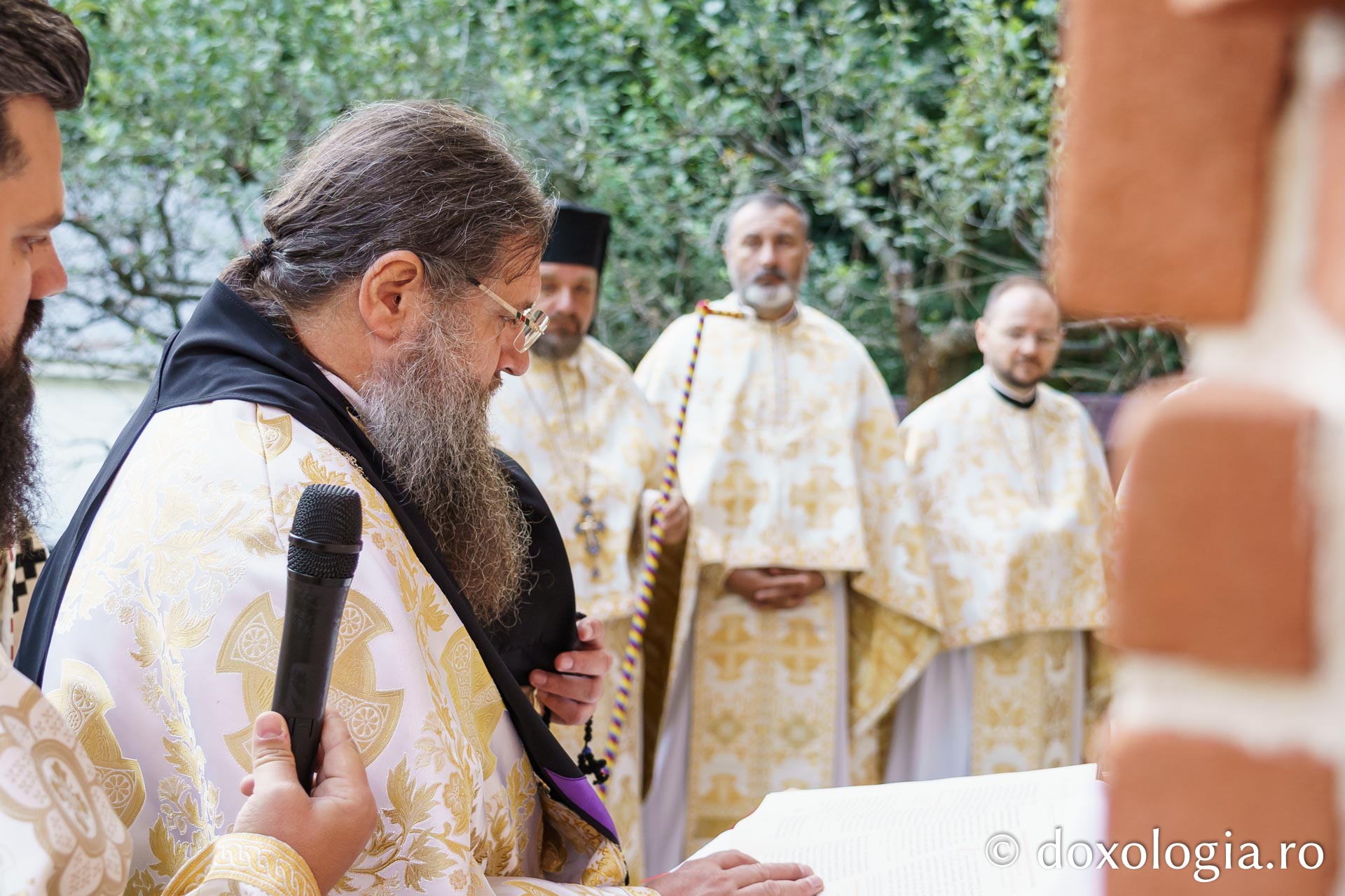Sfințire de Altar de vară și hram la Mănăstirea „Înălțarea Sfintei Cruci” din Poiana – Brusturi / Foto: Mihail Vrăjitoru Sfințire de Altar de vară și hram la Mănăstirea „Înălțarea Sfintei Cruci” din Poiana – Brusturi