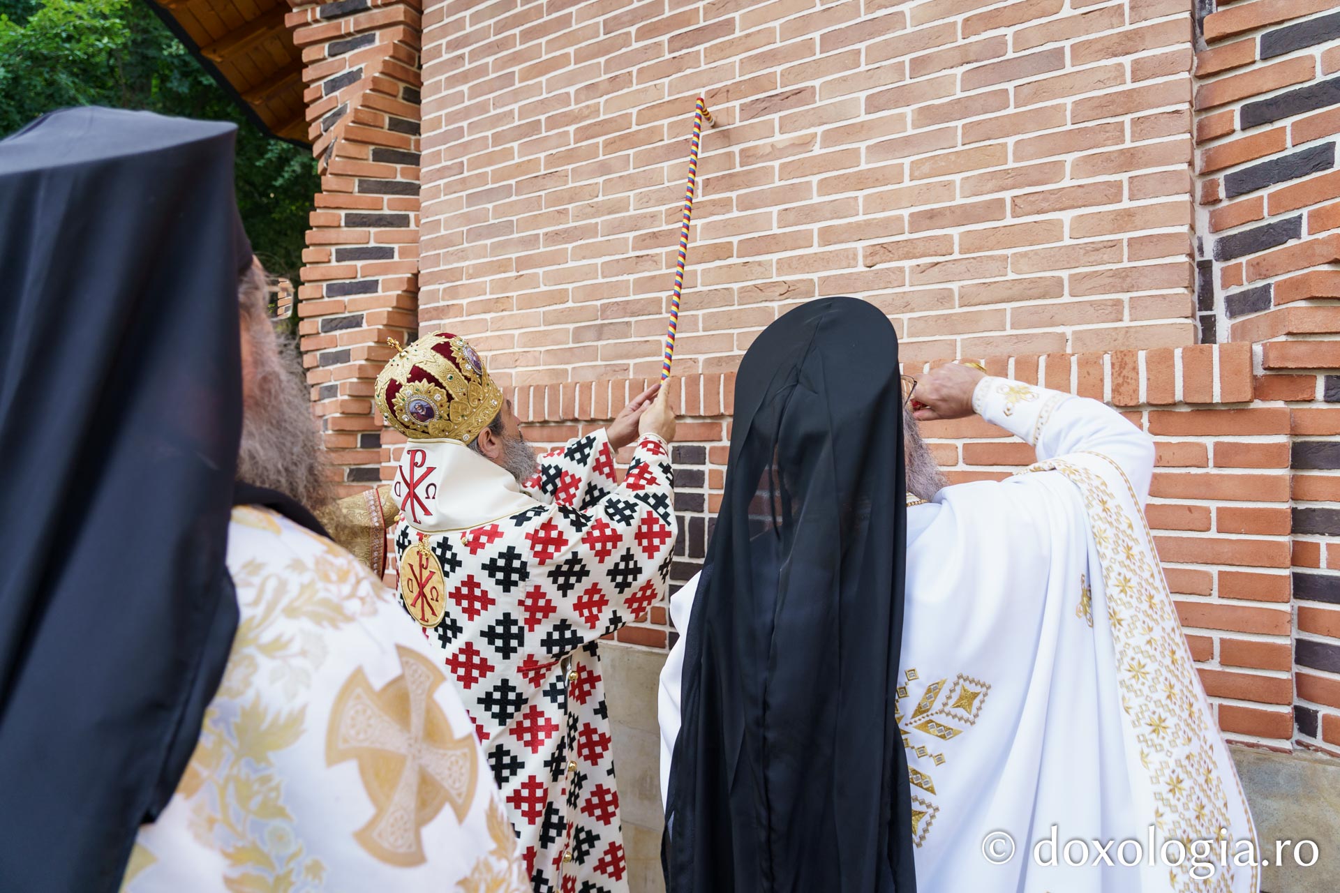 Sfințire de Altar de vară și hram la Mănăstirea „Înălțarea Sfintei Cruci” din Poiana – Brusturi / Foto: Mihail Vrăjitoru Sfințire de Altar de vară și hram la Mănăstirea „Înălțarea Sfintei Cruci” din Poiana – Brusturi