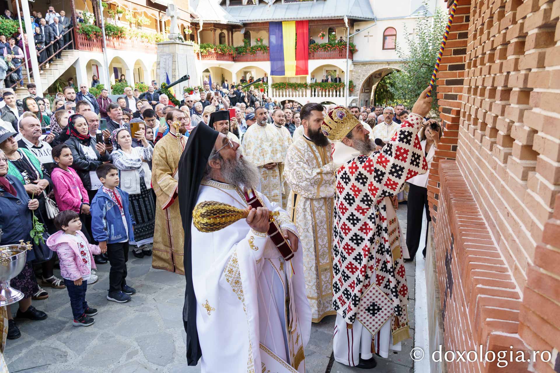 Sfințire de Altar de vară și hram la Mănăstirea „Înălțarea Sfintei Cruci” din Poiana – Brusturi / Foto: Mihail Vrăjitoru Sfințire de Altar de vară și hram la Mănăstirea „Înălțarea Sfintei Cruci” din Poiana – Brusturi