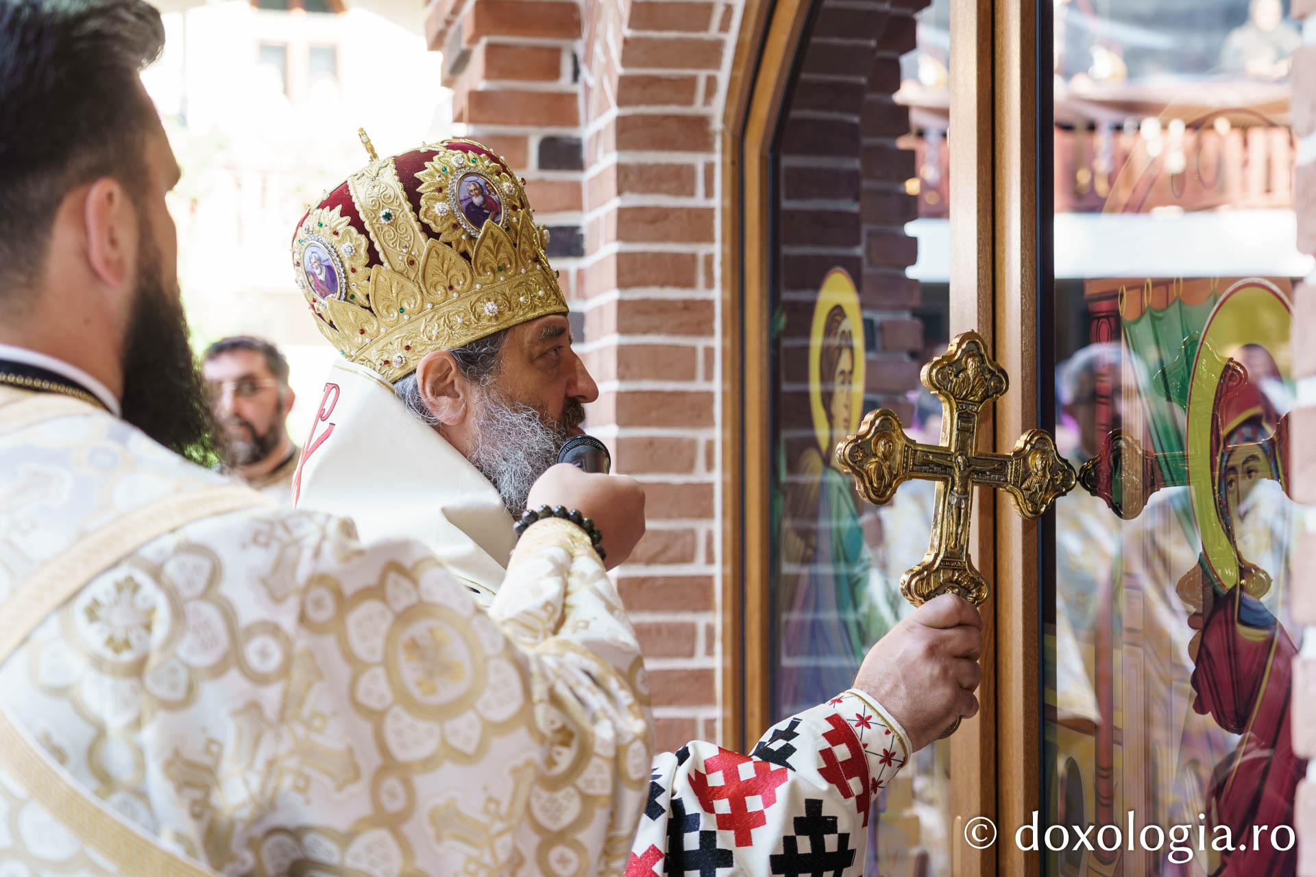 Sfințire de Altar de vară și hram la Mănăstirea „Înălțarea Sfintei Cruci” din Poiana – Brusturi / Foto: Mihail Vrăjitoru Sfințire de Altar de vară și hram la Mănăstirea „Înălțarea Sfintei Cruci” din Poiana – Brusturi