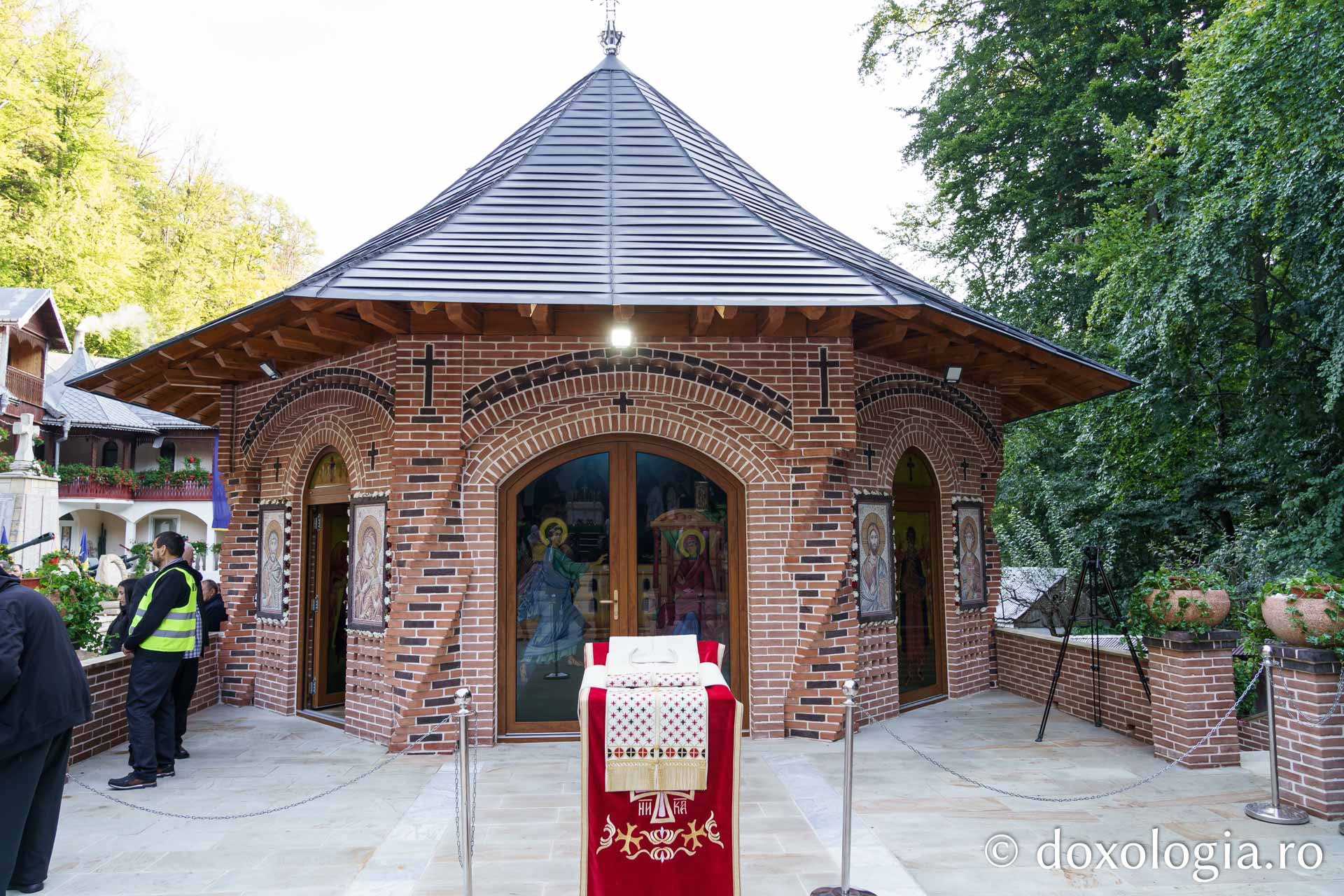 Sfințire de Altar de vară și hram la Mănăstirea „Înălțarea Sfintei Cruci” din Poiana – Brusturi / Foto: Mihail Vrăjitoru Sfințire de Altar de vară și hram la Mănăstirea „Înălțarea Sfintei Cruci” din Poiana – Brusturi