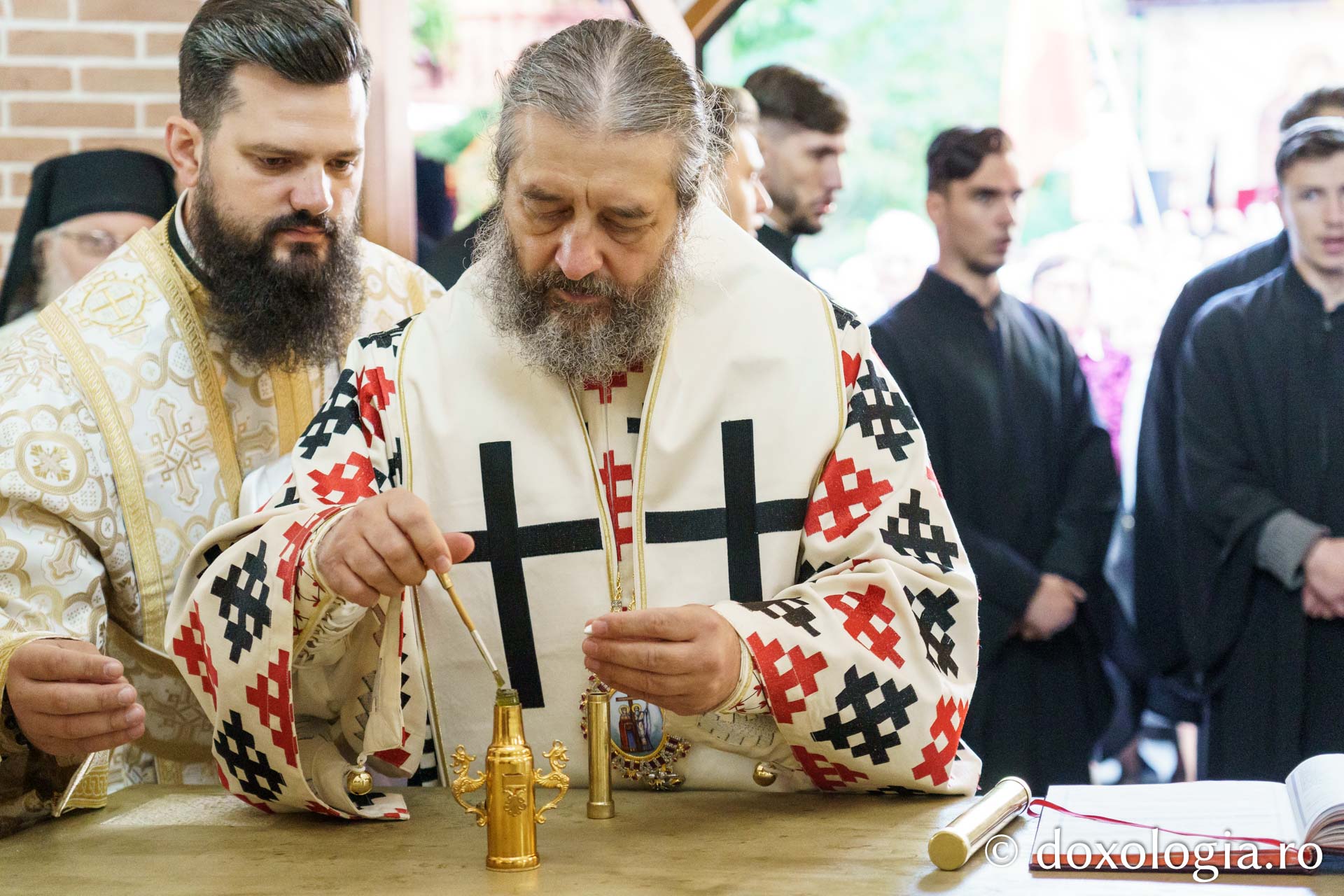 Sfințire de Altar de vară și hram la Mănăstirea „Înălțarea Sfintei Cruci” din Poiana – Brusturi / Foto: Mihail Vrăjitoru Sfințire de Altar de vară și hram la Mănăstirea „Înălțarea Sfintei Cruci” din Poiana – Brusturi