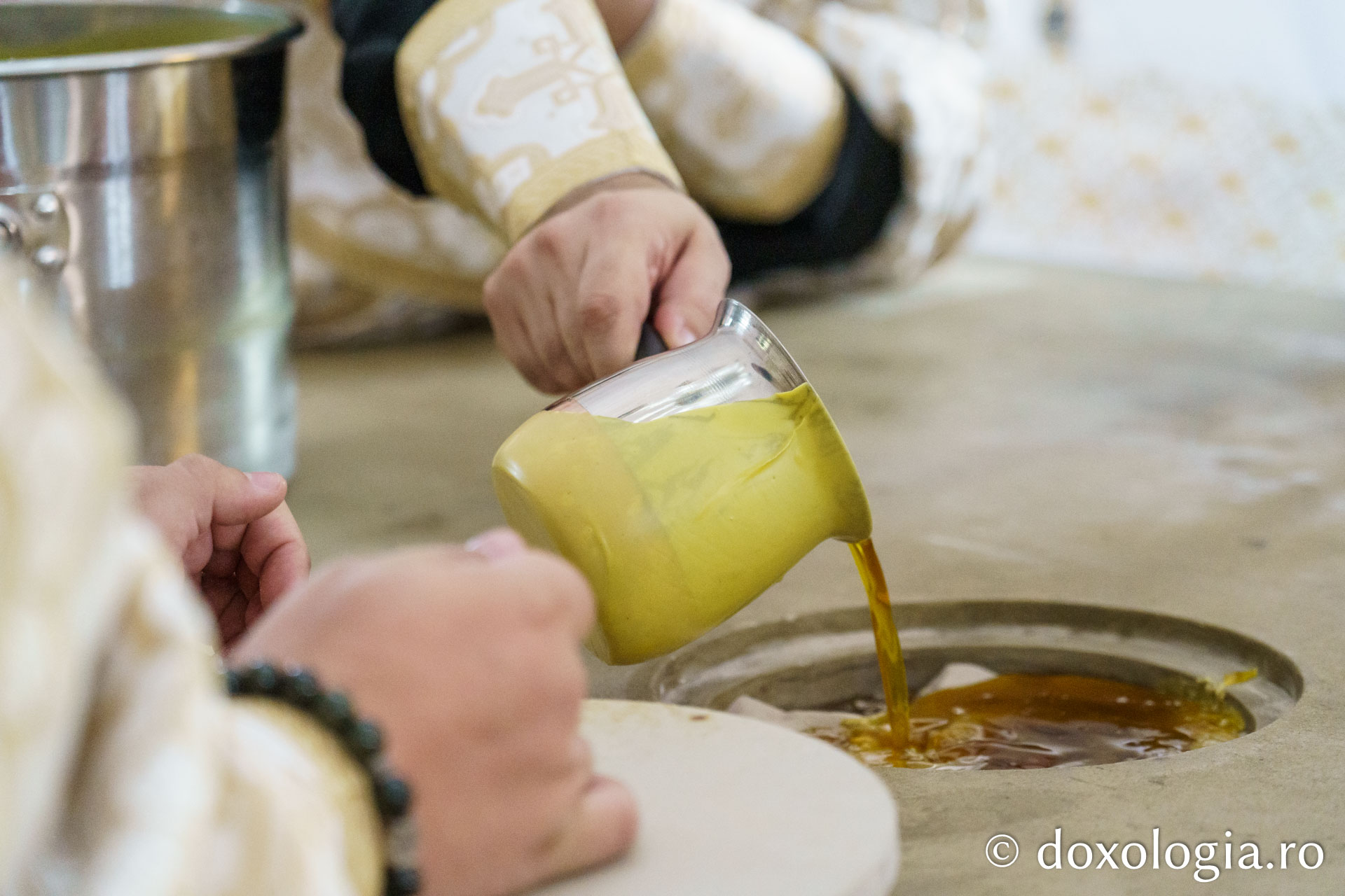 Sfințire de Altar de vară și hram la Mănăstirea „Înălțarea Sfintei Cruci” din Poiana – Brusturi / Foto: Mihail Vrăjitoru Sfințire de Altar de vară și hram la Mănăstirea „Înălțarea Sfintei Cruci” din Poiana – Brusturi