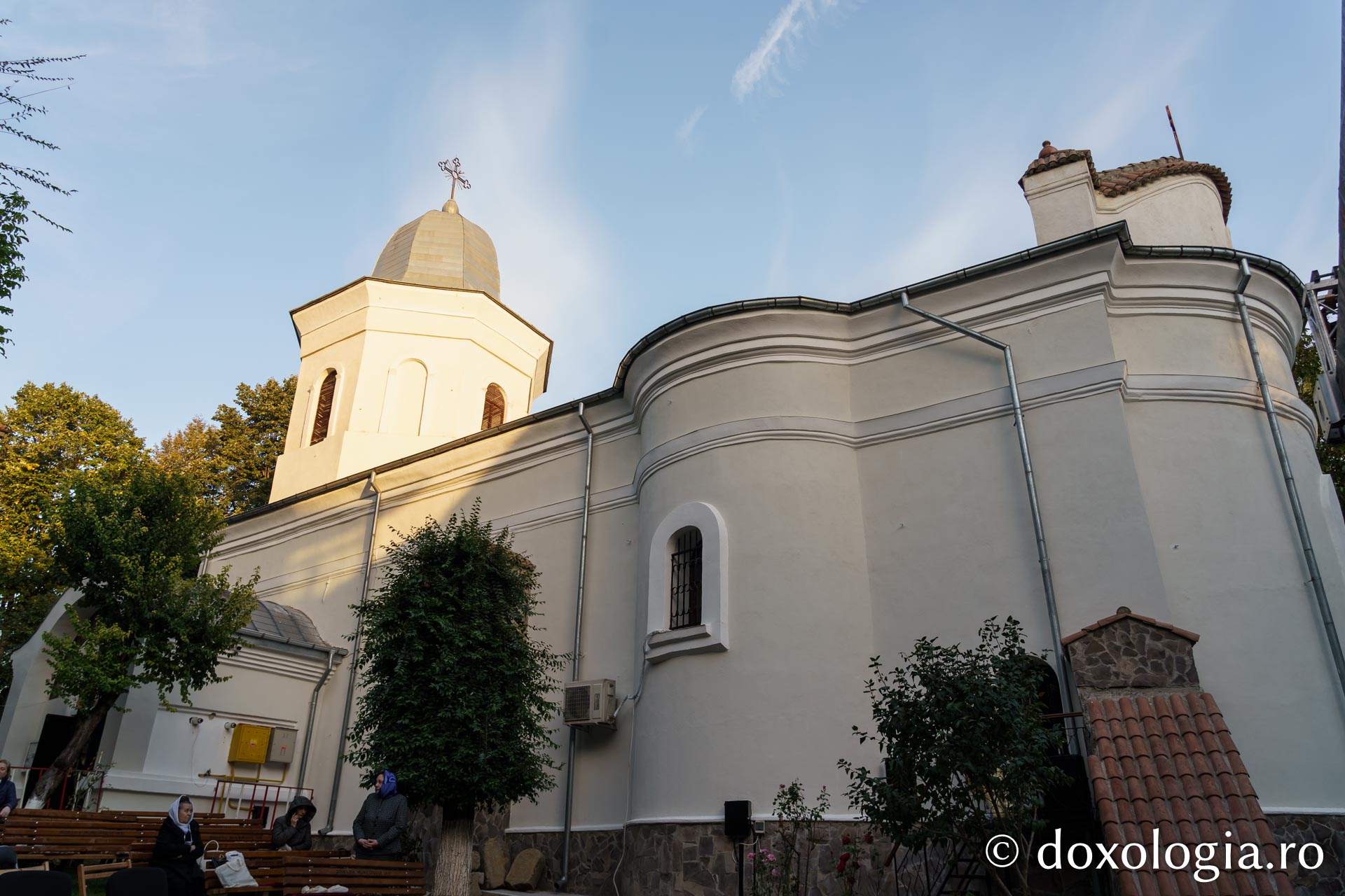 Resfințirea bisericii „Sfântul Mare Mucenic Pantelimon” din Iași, un prilej de mare bucurie pentru credincioși