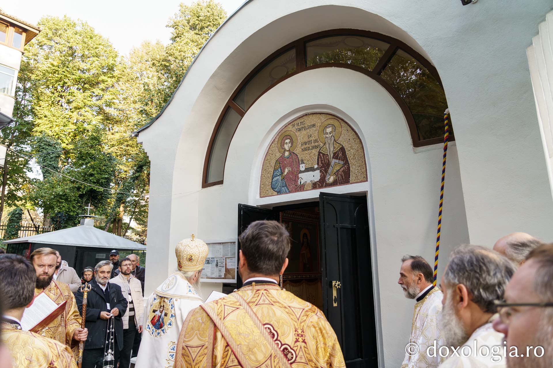 Resfințirea bisericii „Sfântul Mare Mucenic Pantelimon” din Iași, un prilej de mare bucurie pentru credincioși